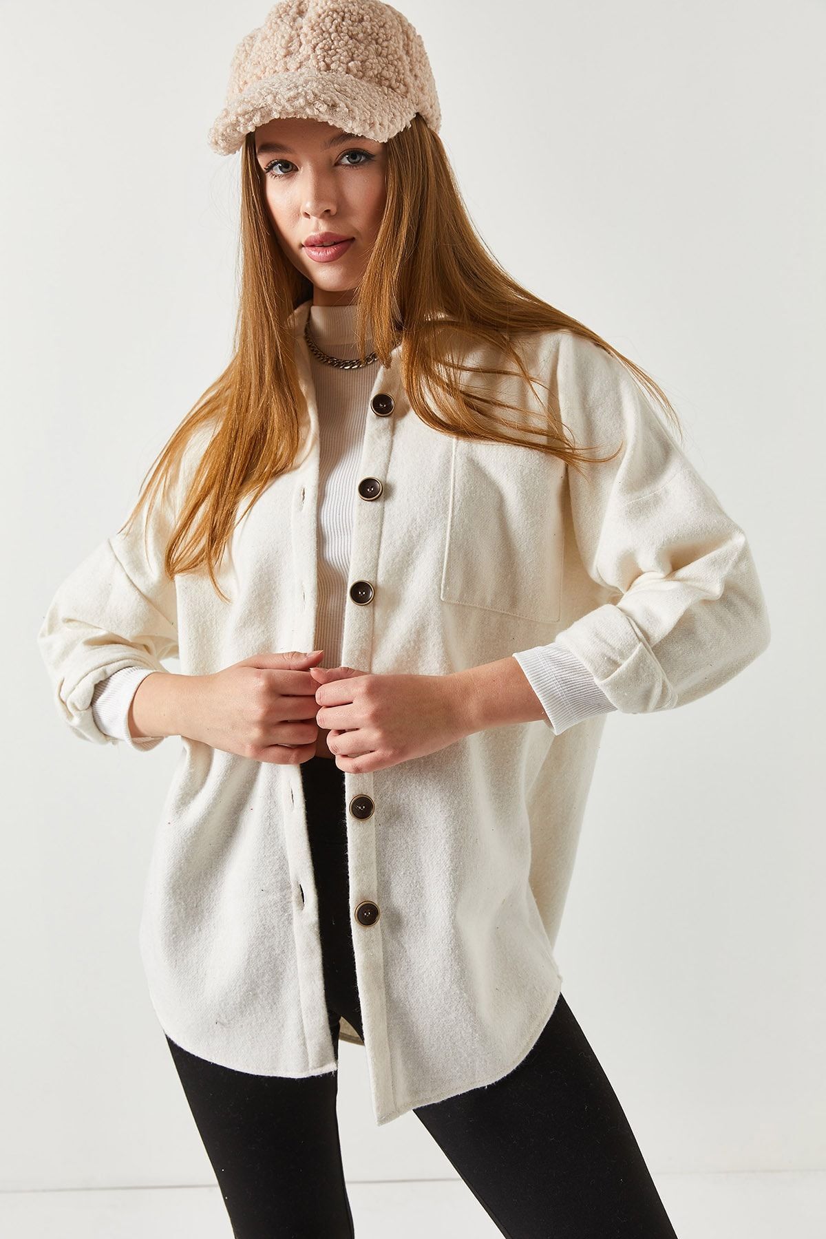 Kadın Beyaz Oversize Kaşe Cepli Gömlek ARM-22Y001156