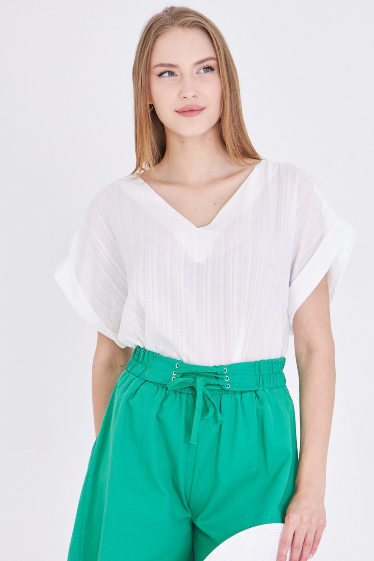 Kadın Beyaz V Yaka Yanları Yırtmaçlı Arkası Uzun Duble Kol Detaylı Oversize Bluz ARM-24Y001074
