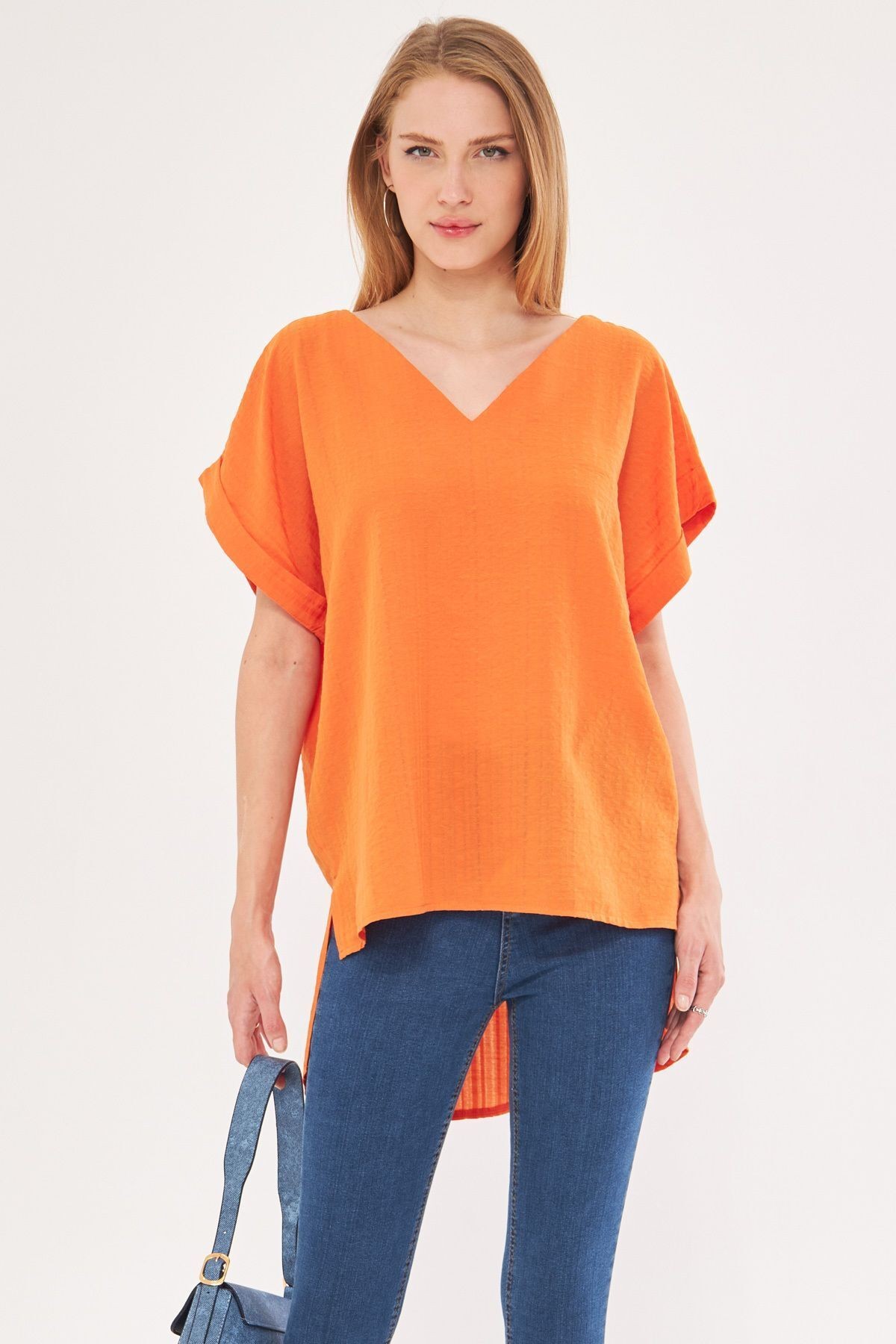 Kadın Turuncu V Yaka Yanları Yırtmaçlı Arkası Uzun Duble Kol Detaylı Oversize Bluz ARM-24Y001074