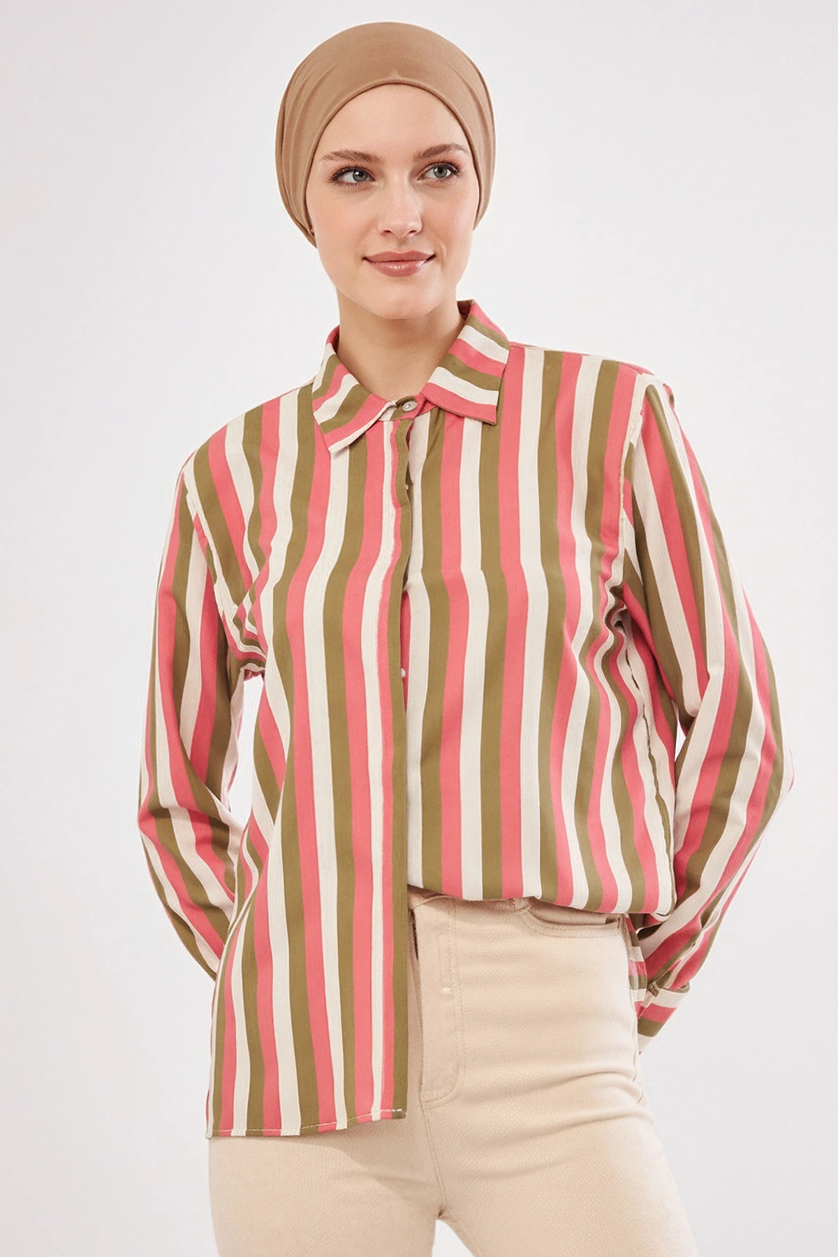 Kadın Pembe Gizli Patlı Geniş Manşetli Çizgili Tesettür Gömlek ARM-26K001077