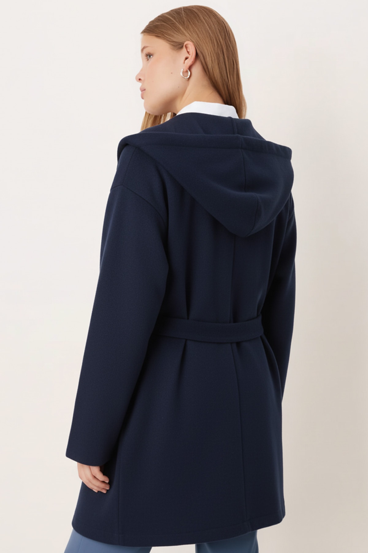 Kadın Koyu Mavi Beli Kuşaklı Cepli Kapüşonlu Oversize Kaşe Kaban ARM-26K001025