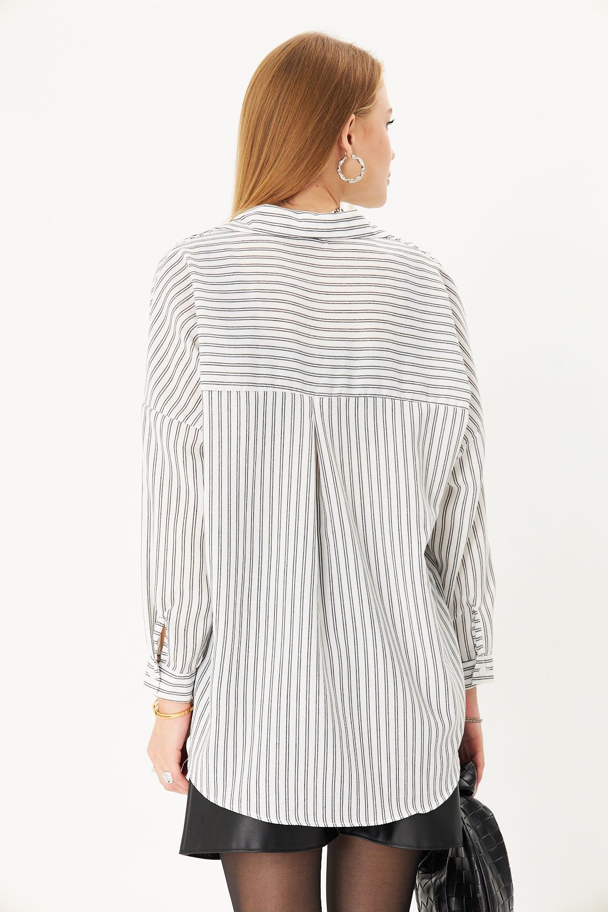 Kadın Beyaz-Siyah İnce Çizgili Oversize Uzun Basic Gömlek ARM-22Y001185