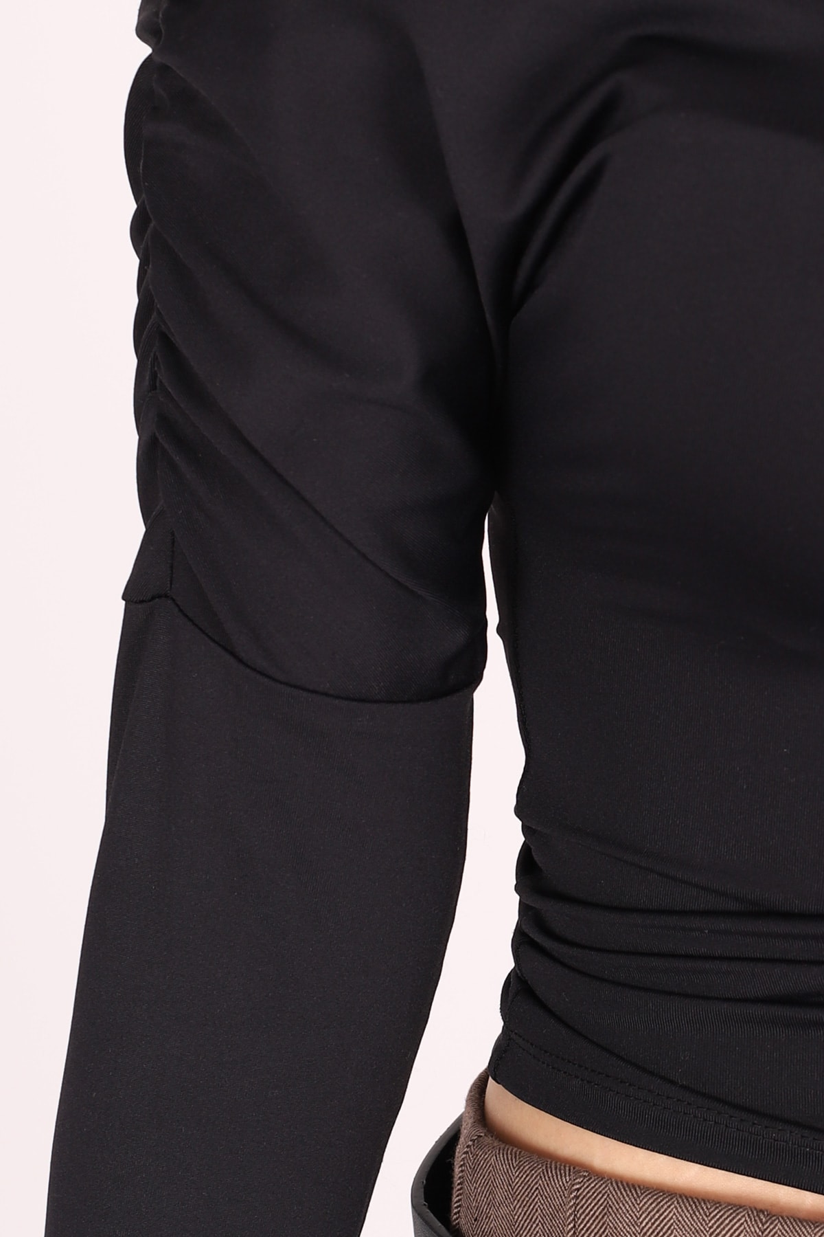 Kadın Siyah Kolları Büzgülü Crop Bluz ARM-26K042015