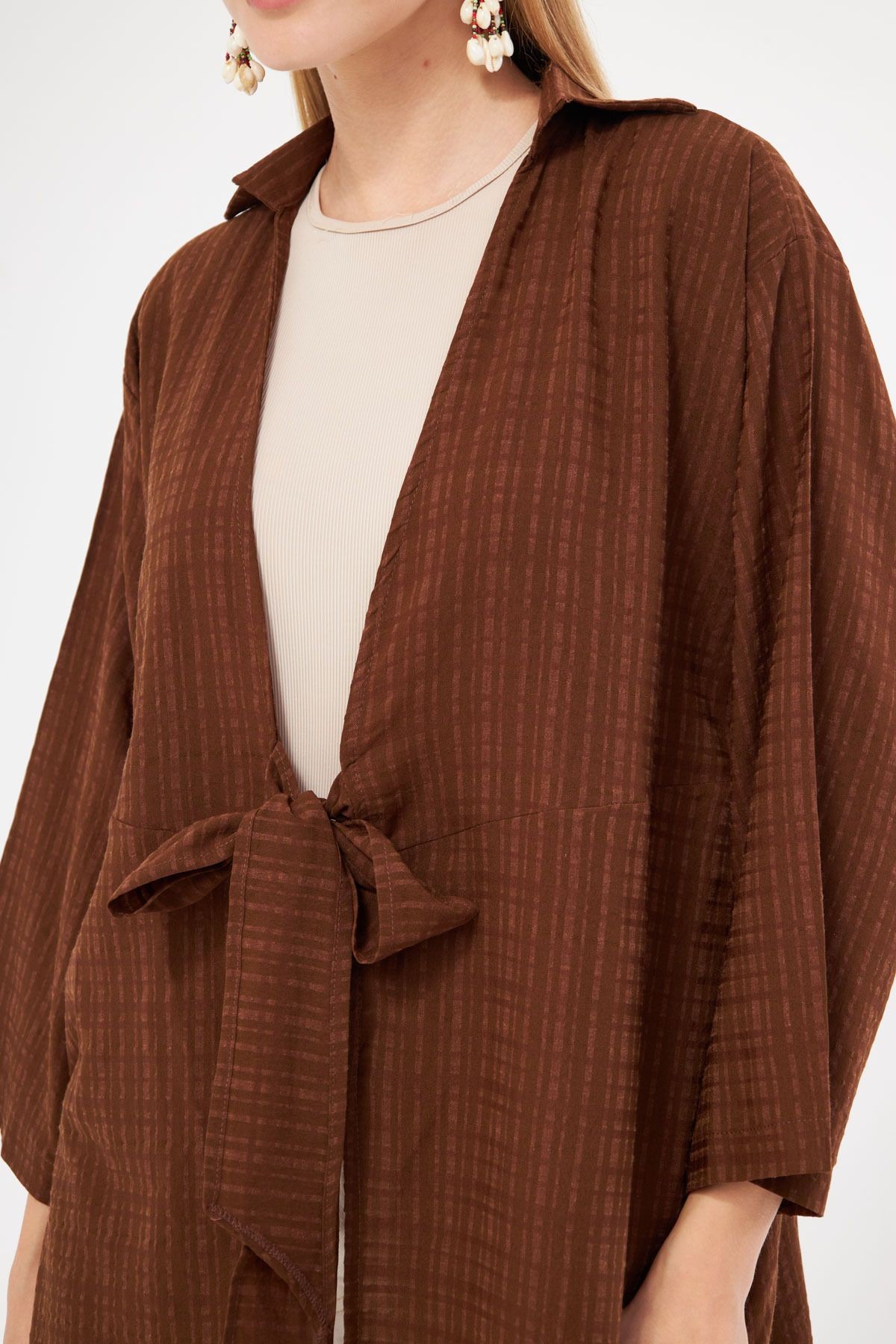 Kadın Kahve Kendinden Çizgili Önden Bağlamalı Kimono Gömlek ARM-24Y001101