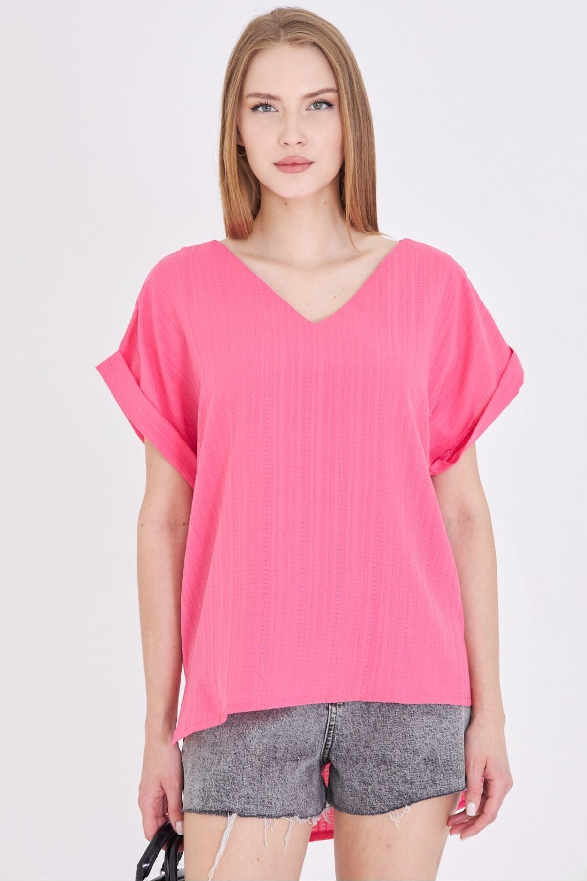 Kadın Fuşya V Yaka Yanları Yırtmaçlı Arkası Uzun Duble Kol Detaylı Oversize Bluz ARM-24Y001074