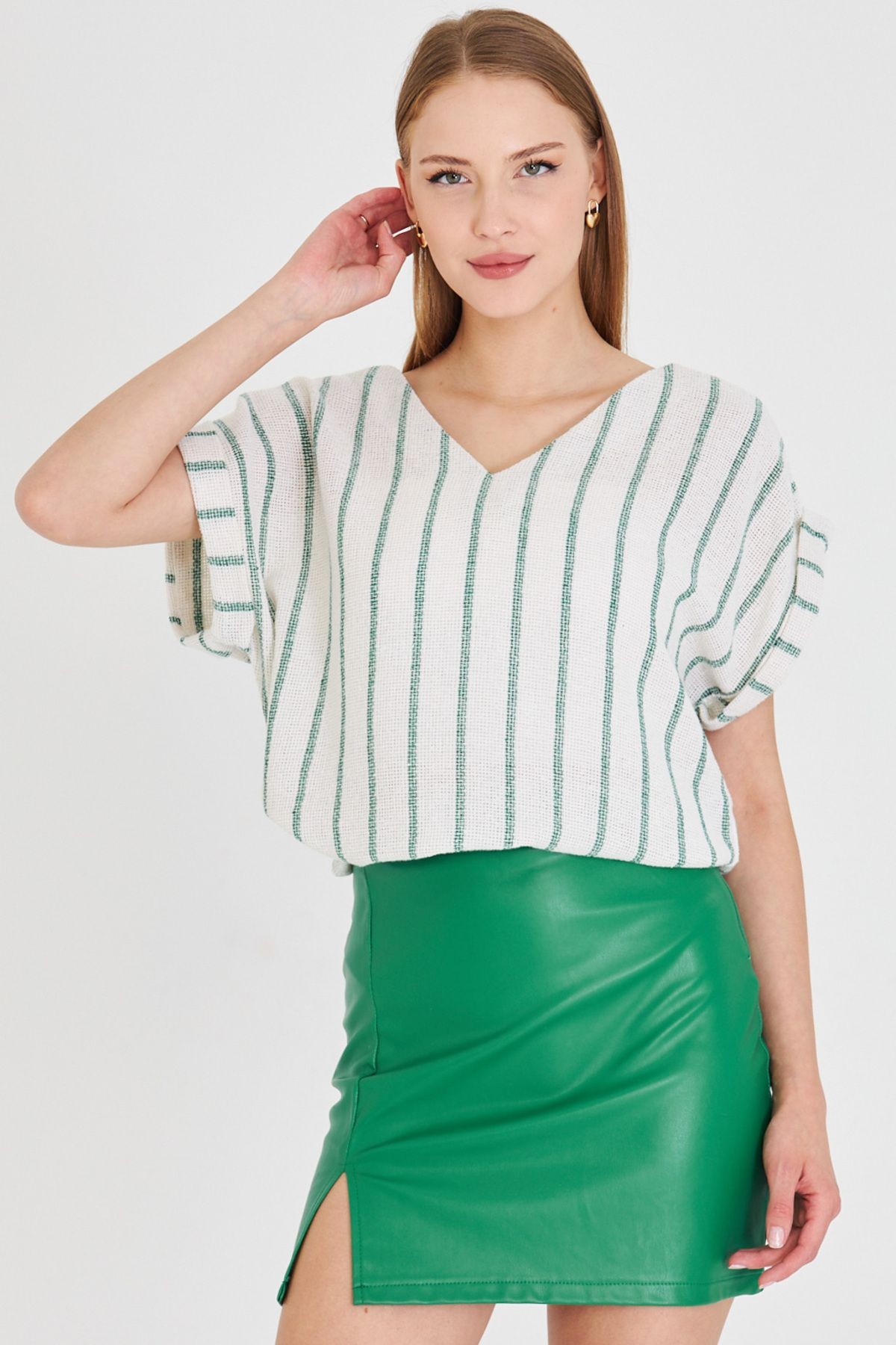 Kadın Koyu Yeşil V Yaka Yanları Yırtmaçlı Arkası Uzun Duble Kol Detaylı Oversize Bluz ARM-25Y001056