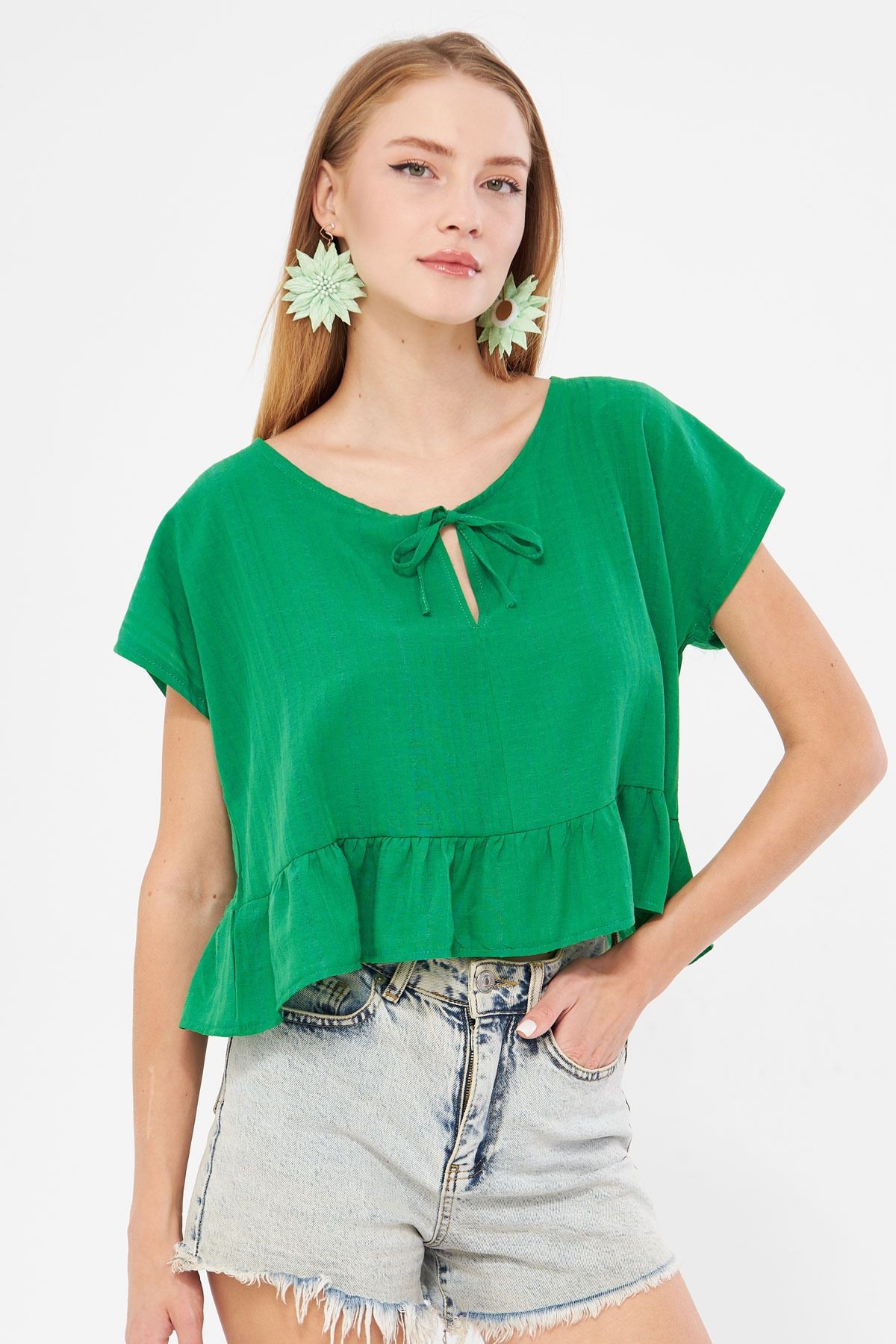 Kadın Yeşil Yarasa Kol Yakası Bağlamalı Eteği Fırfırlı Oversize Crop Bluz ARM-24Y001088