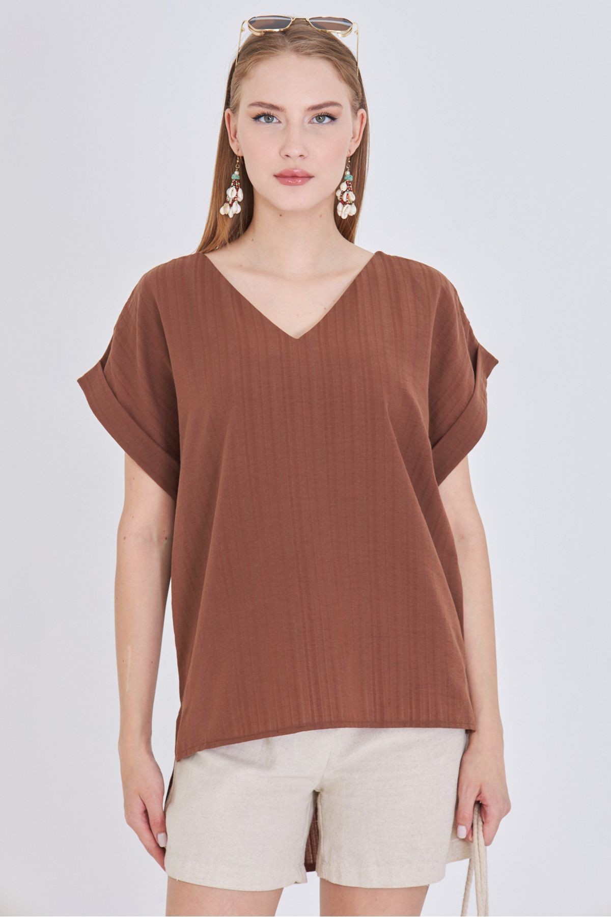 Kadın Açık Kahve V Yaka Yanları Yırtmaçlı Arkası Uzun Duble Kol Detaylı Oversize Bluz ARM-24Y001074
