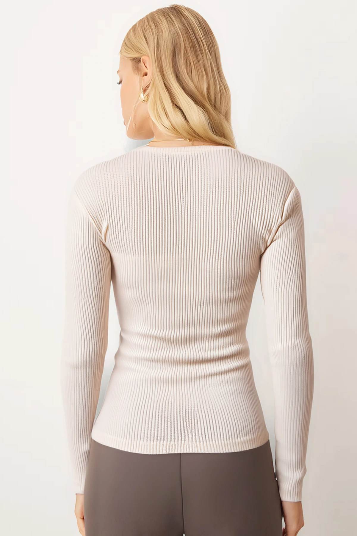 Kadın Ekru U Yaka Düğme Detaylı Önden Yırtmaçlı Yumuşak Dokulu Bluz ARM-26K001038