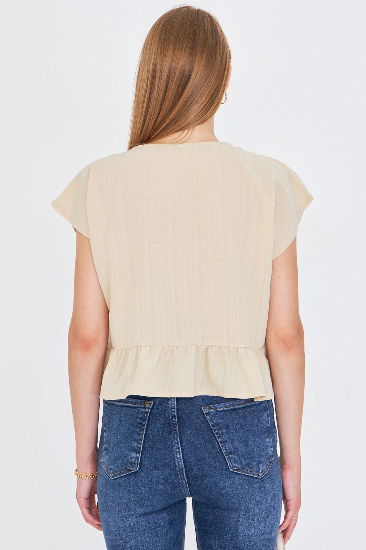 Kadın Krem Yarasa Kol Yakası Bağlamalı Eteği Fırfırlı Oversize Crop Bluz ARM-24Y001088