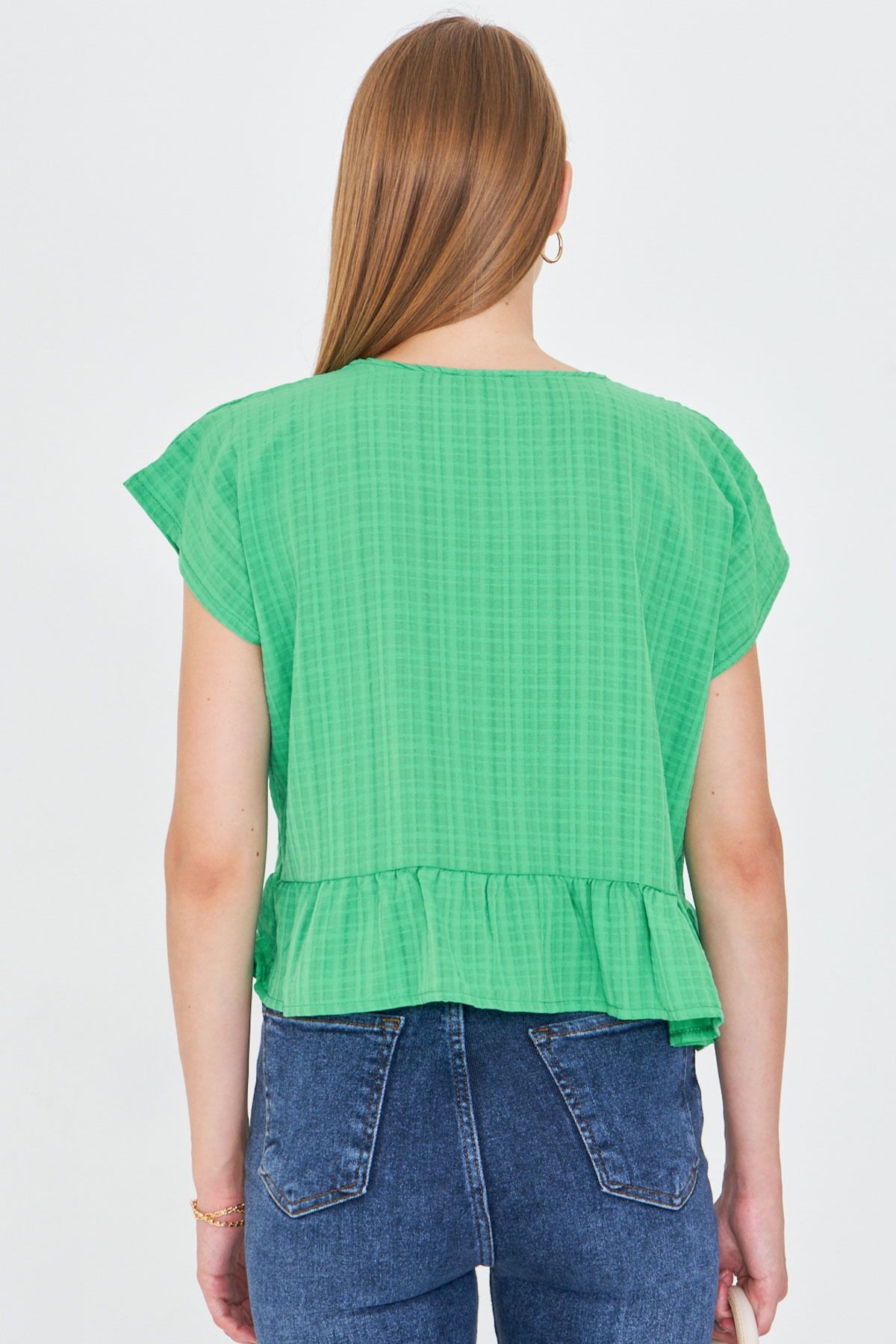 Kadın Açık Yeşil Yarasa Kol Yakası Bağlamalı Eteği Fırfırlı Oversize Crop Bluz ARM-24Y001088