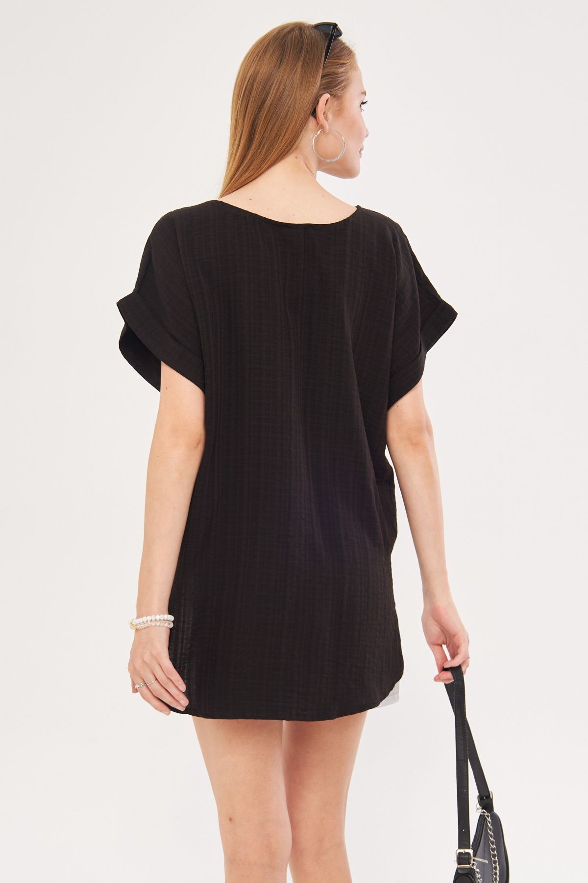 Kadın Siyah V Yaka Yanları Yırtmaçlı Arkası Uzun Duble Kol Detaylı Oversize Bluz ARM-24Y001074
