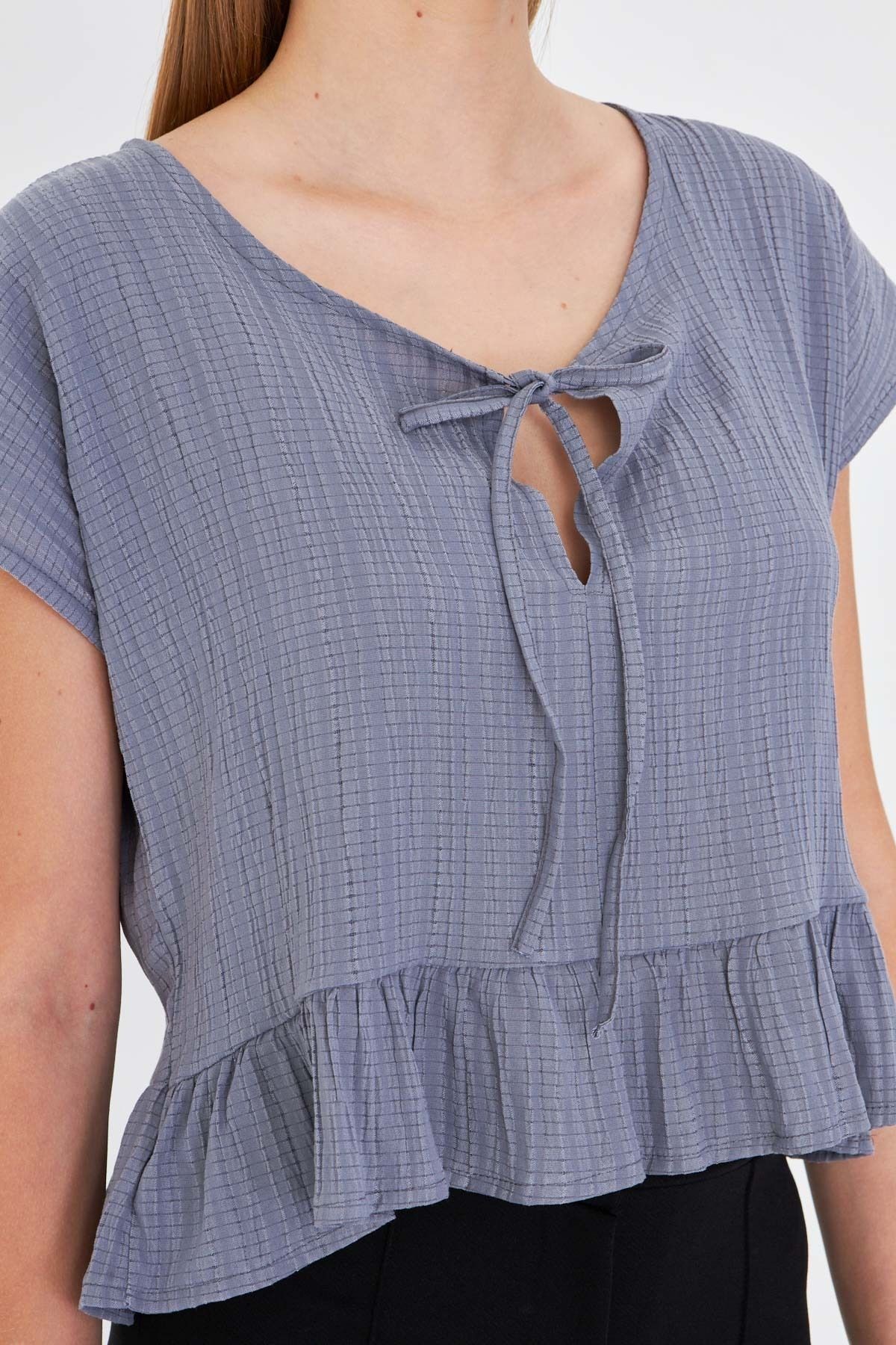 Kadın Gri Yarasa Kol Yakası Bağlamalı Eteği Fırfırlı Oversize Crop Bluz ARM-24Y001088