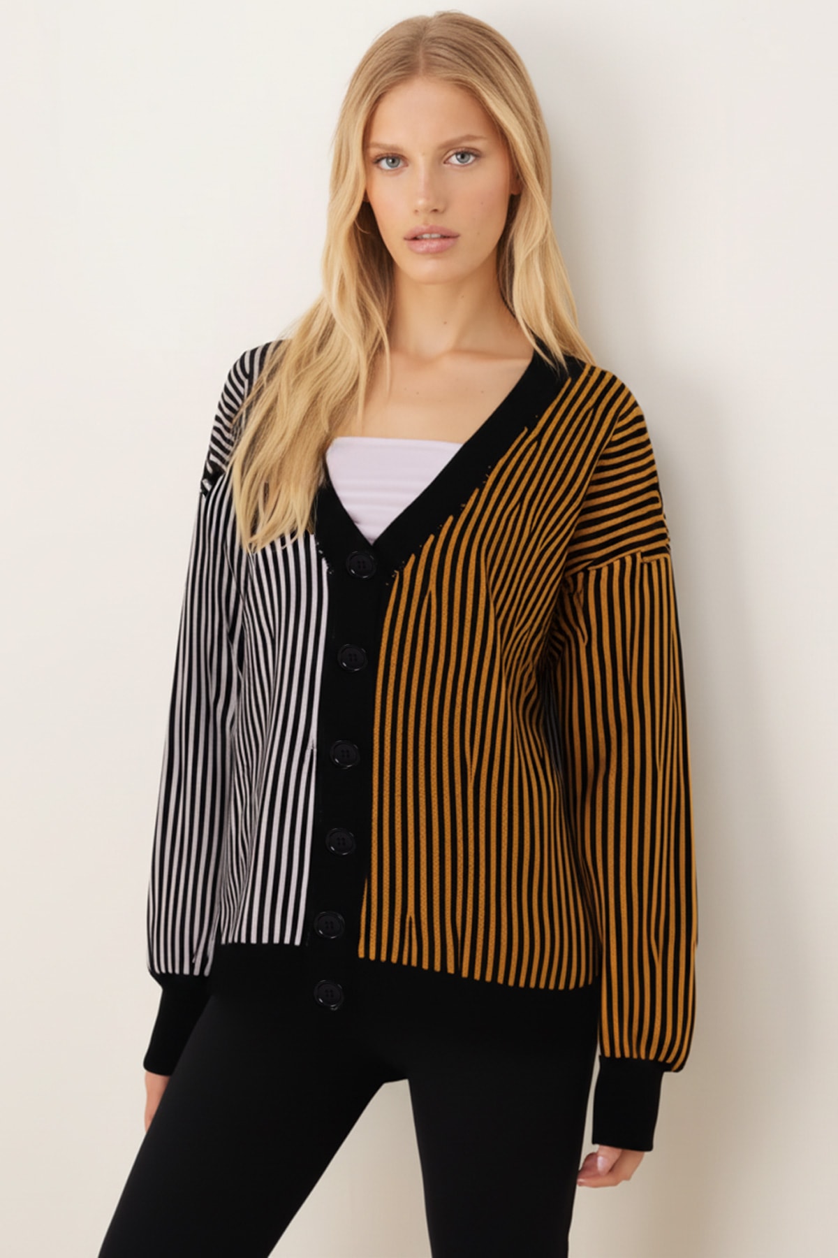 Kadın Siyah Çizgili Düğmeli Triko Hırka ARM-26K136027