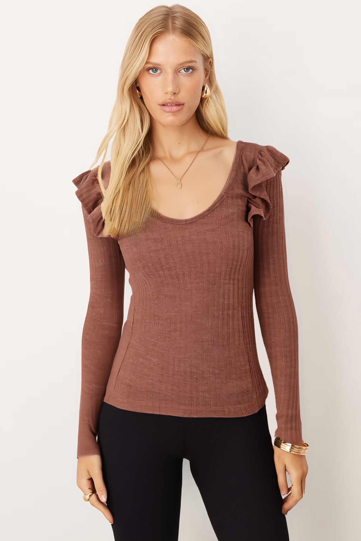 Kadın Açık Kahve V Yaka Fırfır Detaylı Yumuşak Dokulu Bluz ARM-26K001045