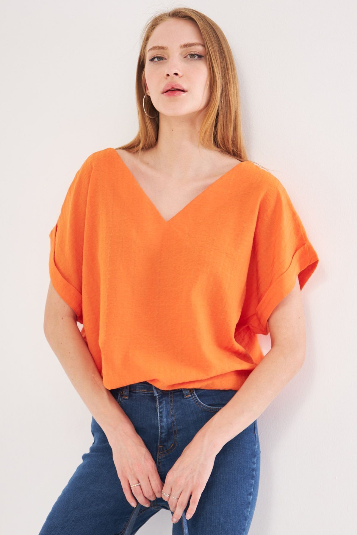 Kadın Turuncu V Yaka Yanları Yırtmaçlı Arkası Uzun Duble Kol Detaylı Oversize Bluz ARM-24Y001074