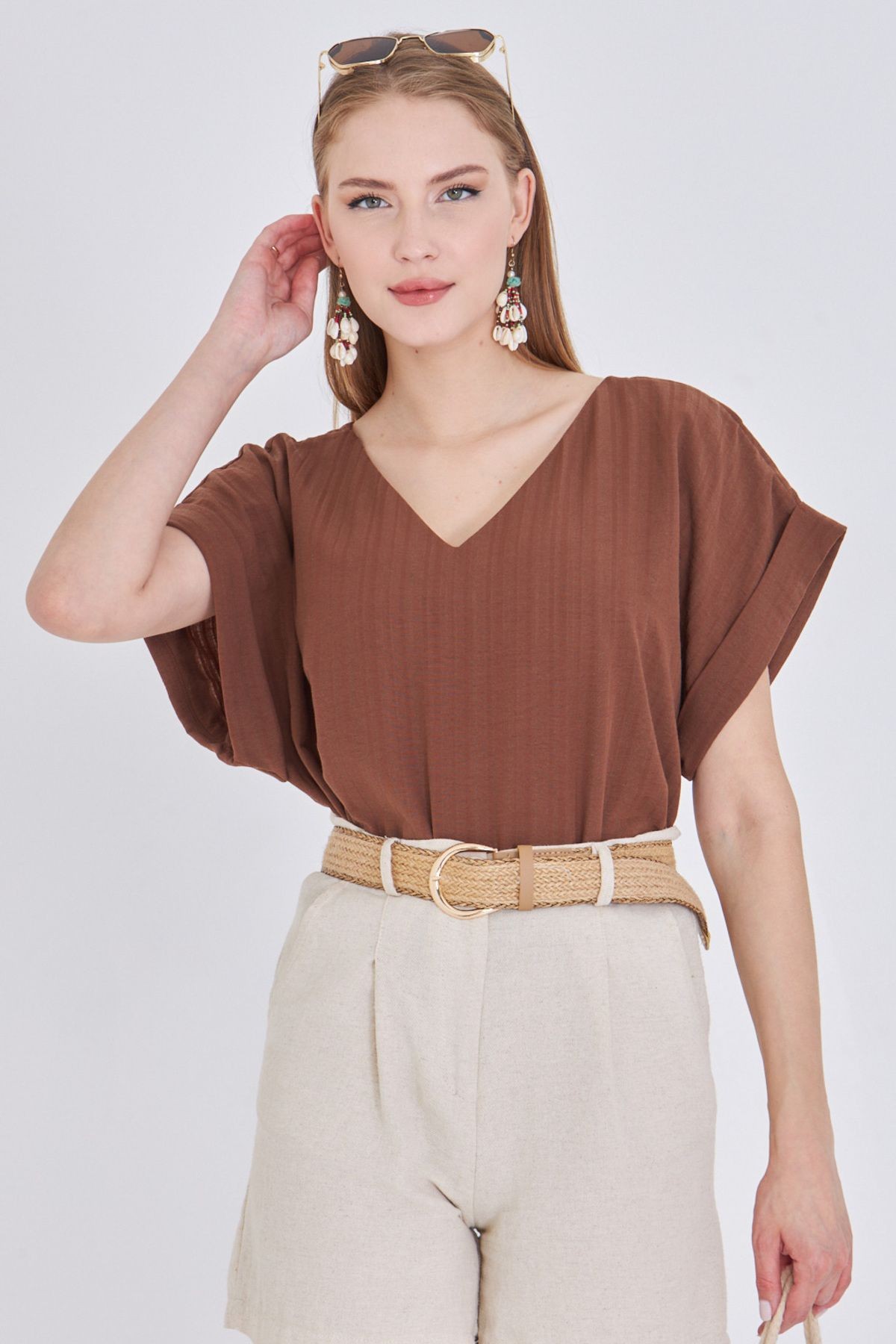 Kadın Açık Kahve V Yaka Yanları Yırtmaçlı Arkası Uzun Duble Kol Detaylı Oversize Bluz ARM-24Y001074