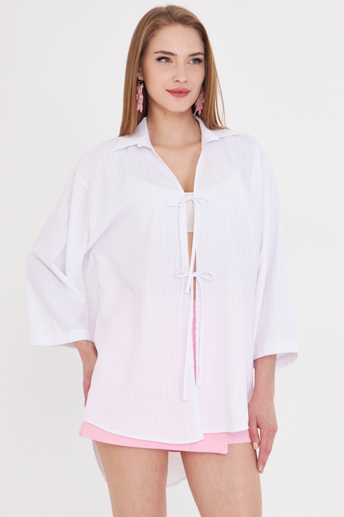 Kadın Beyaz Gömlek Yakalı Önden Bağcıklı Kimono Gömlek ARM-25K001006