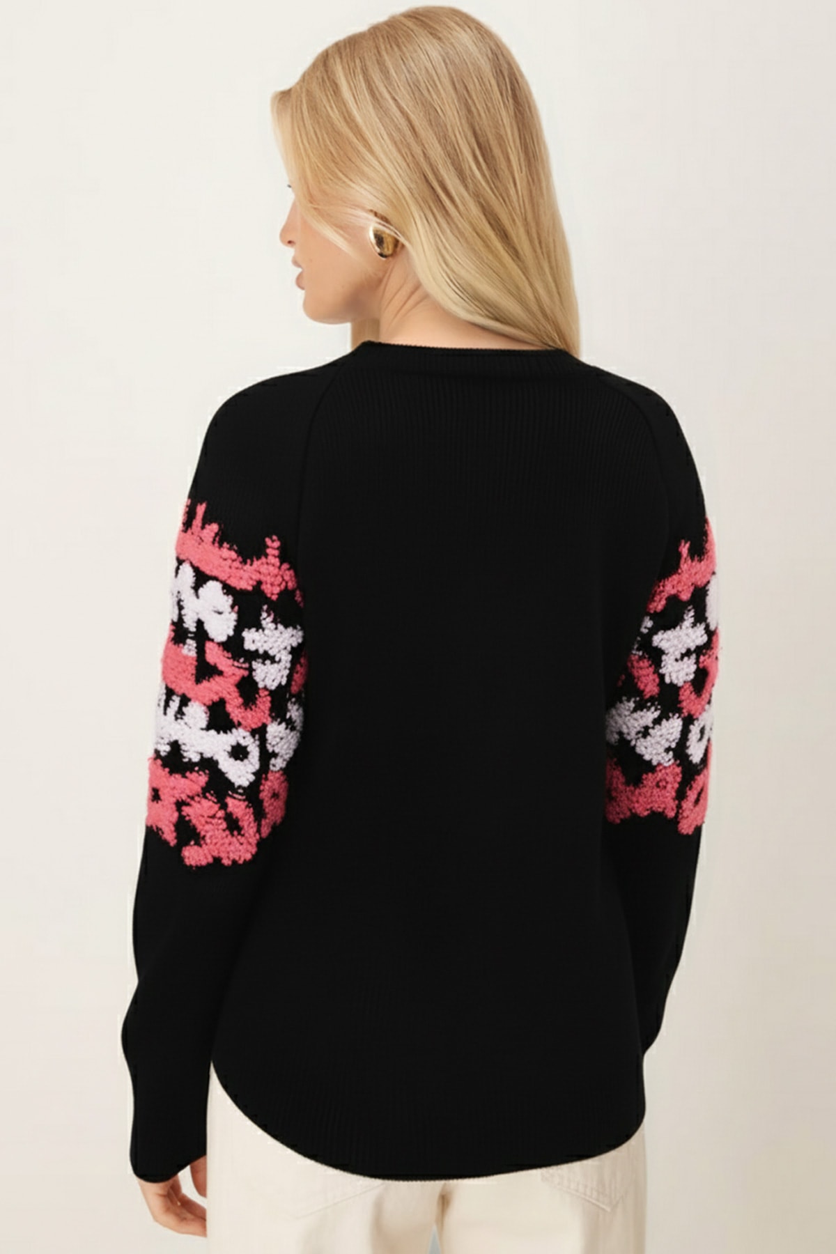 Kadın Siyah Önü Kabartmalı Desen Triko Kazak ARM-26K136018