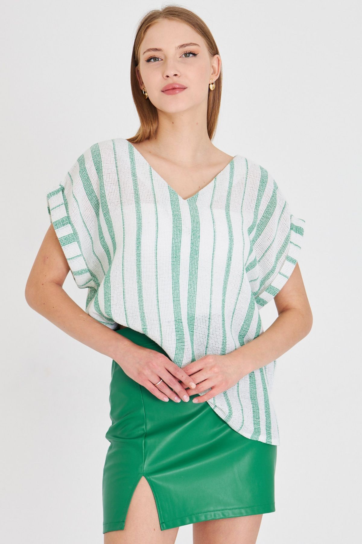 Kadın Çimen Yeşil V Yaka Yanları Yırtmaçlı Arkası Uzun Duble Kol Detaylı Oversize Bluz ARM-25Y001056