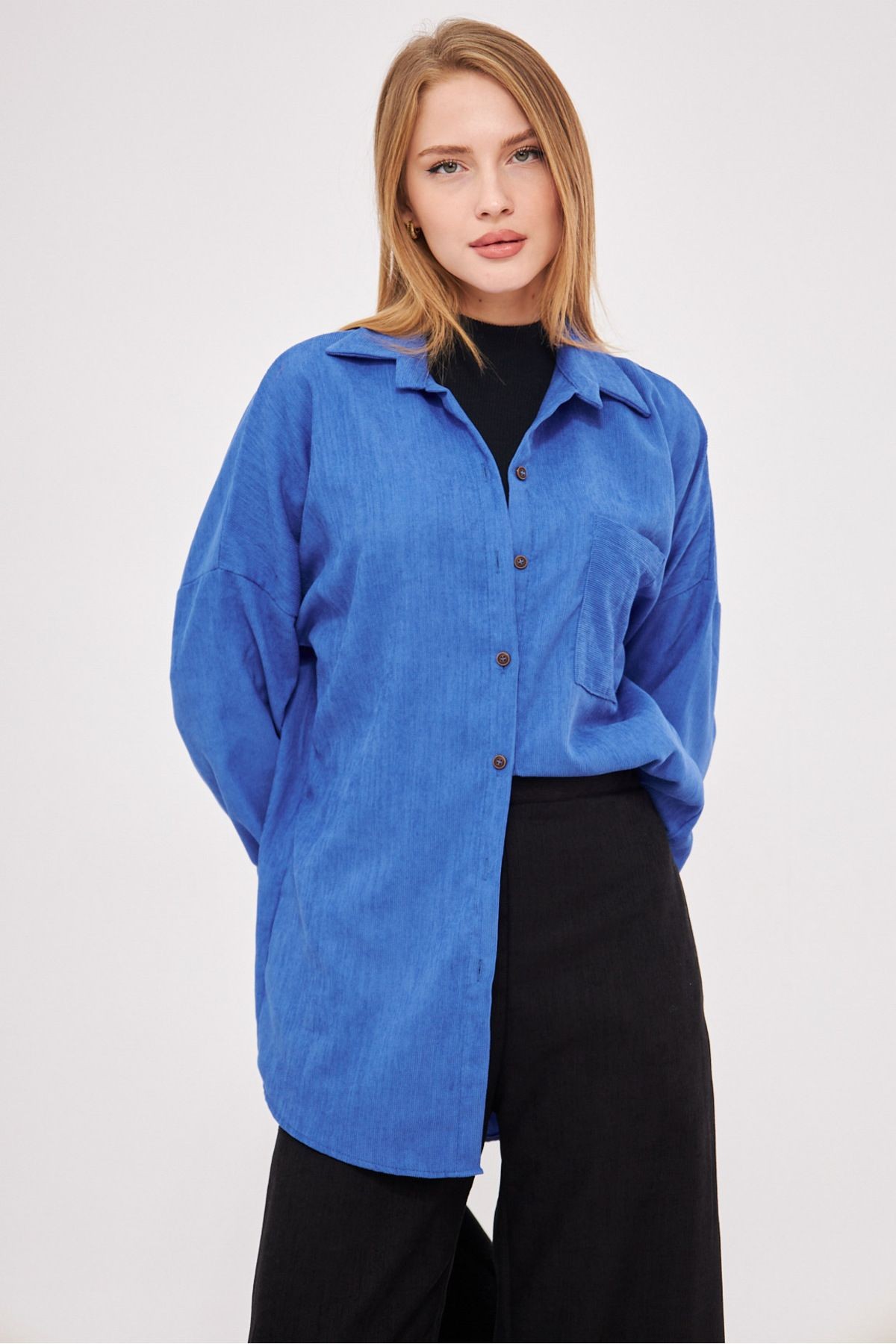 Kadın Mavi Cepli Oversize İnce Fitilli Kadife Gömlek ARM-24K001076