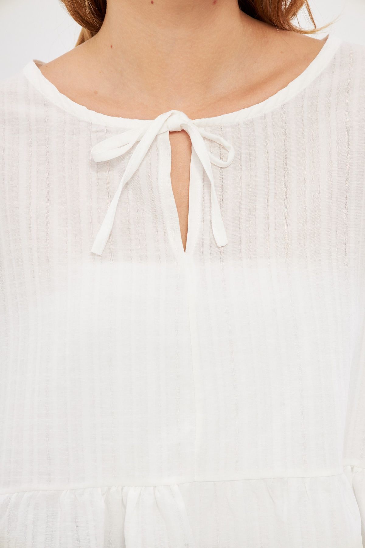 Kadın Beyaz Yarasa Kol Yakası Bağlamalı Eteği Fırfırlı Oversize Crop Bluz ARM-24Y001088