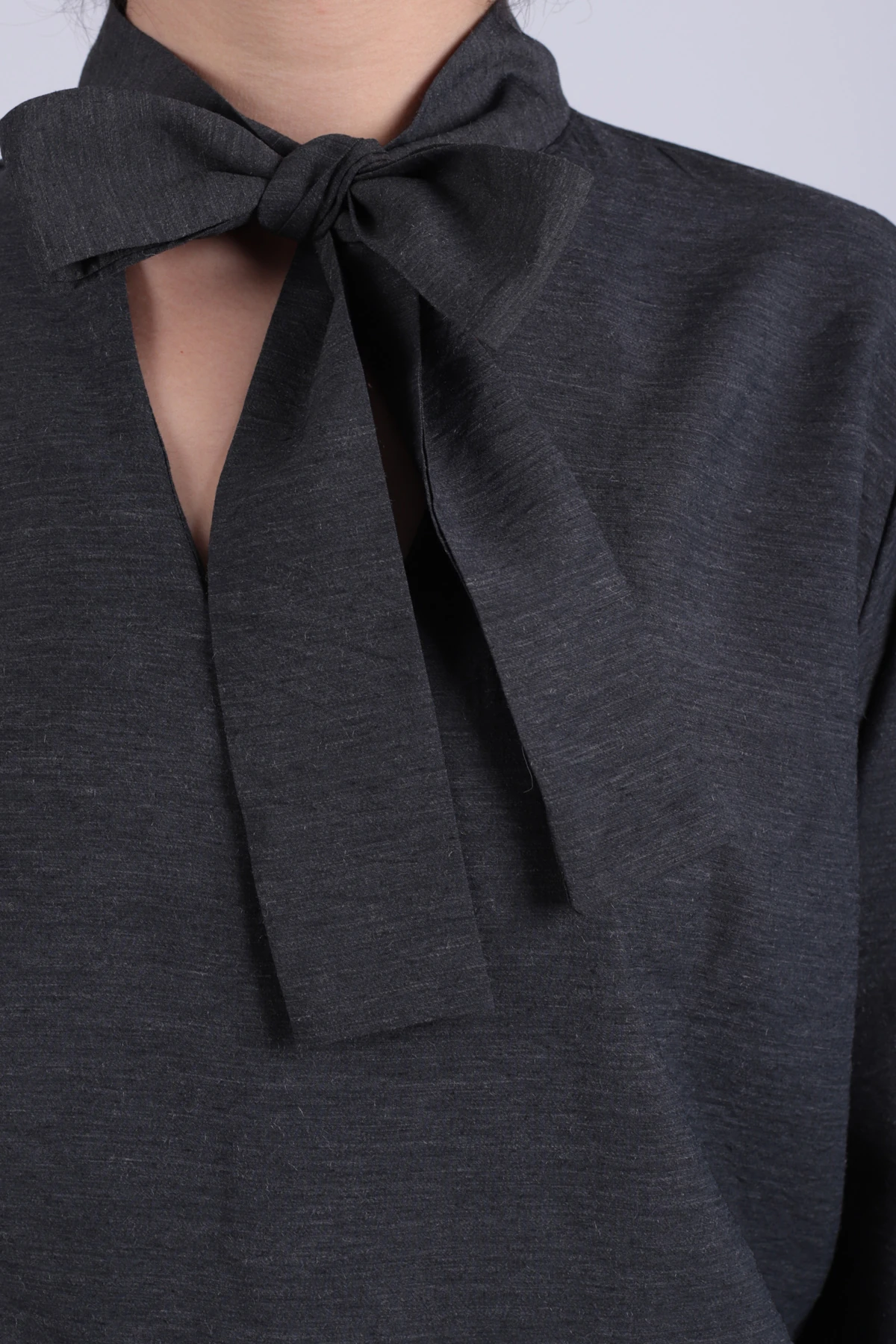 Kadın Antrasit Yakası Bağlamalı Kolu Lastikli Bluz ARM-25K001096