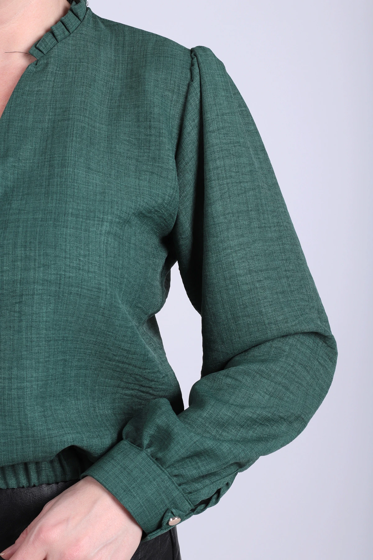 Kadın Koyu Yeşil V Yaka Yakası Pile Detaylı Beli Lastikli Manşetli Bluz ARM-26K001020