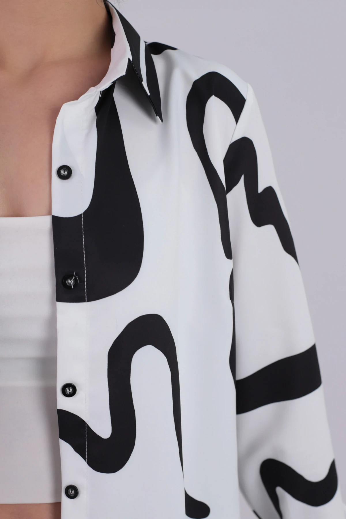 Kadın Beyaz-Siyah Desenli Uzun Kollu Tesettür Gömlek ARM-26K001071