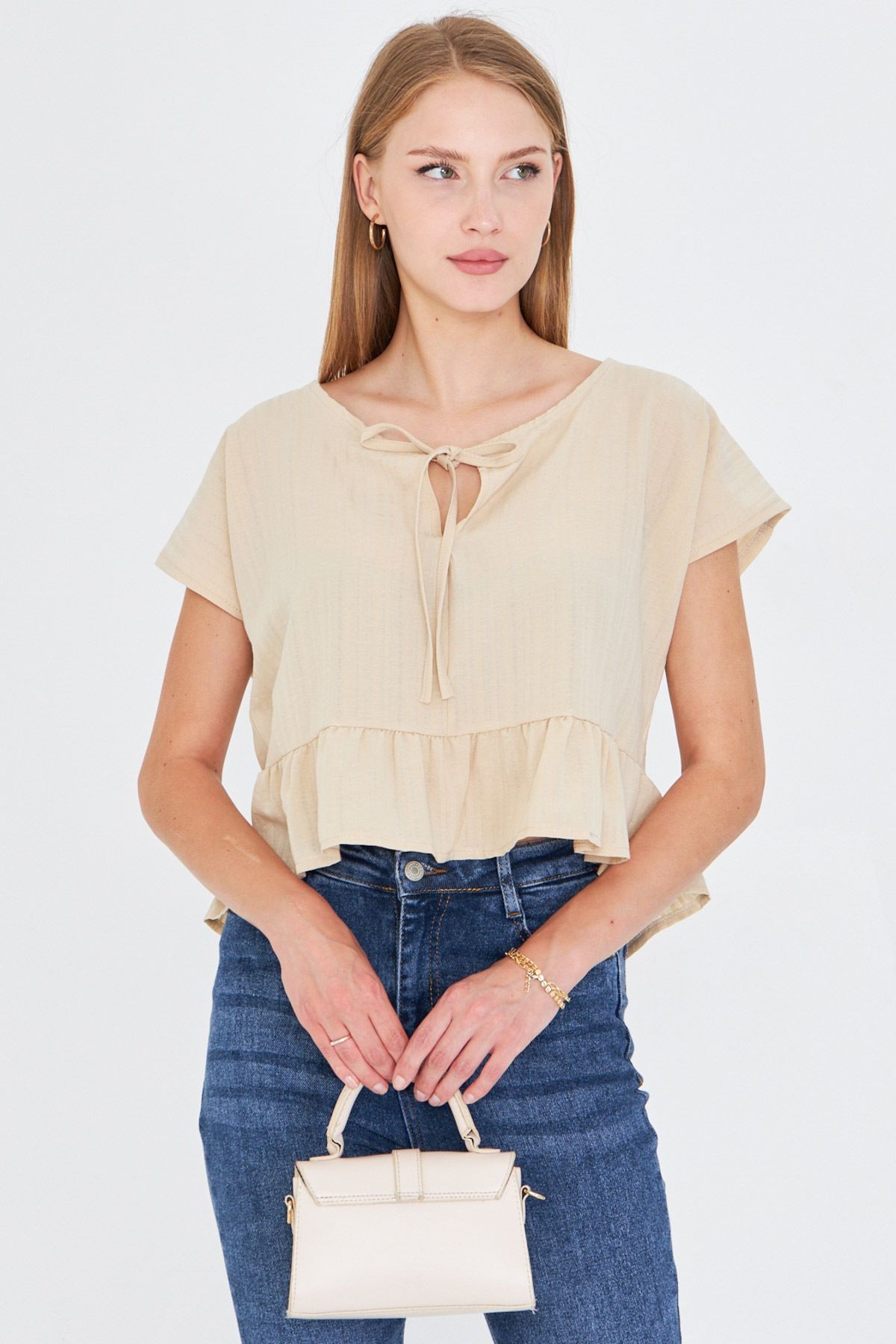 Kadın Krem Yarasa Kol Yakası Bağlamalı Eteği Fırfırlı Oversize Crop Bluz ARM-24Y001088