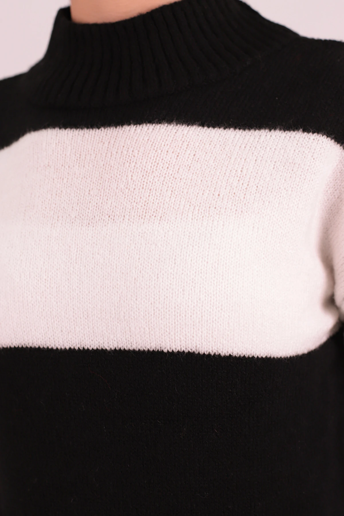 Kadın Siyah Dik Yaka İki Renkli Triko Kazak ARM-26K136061