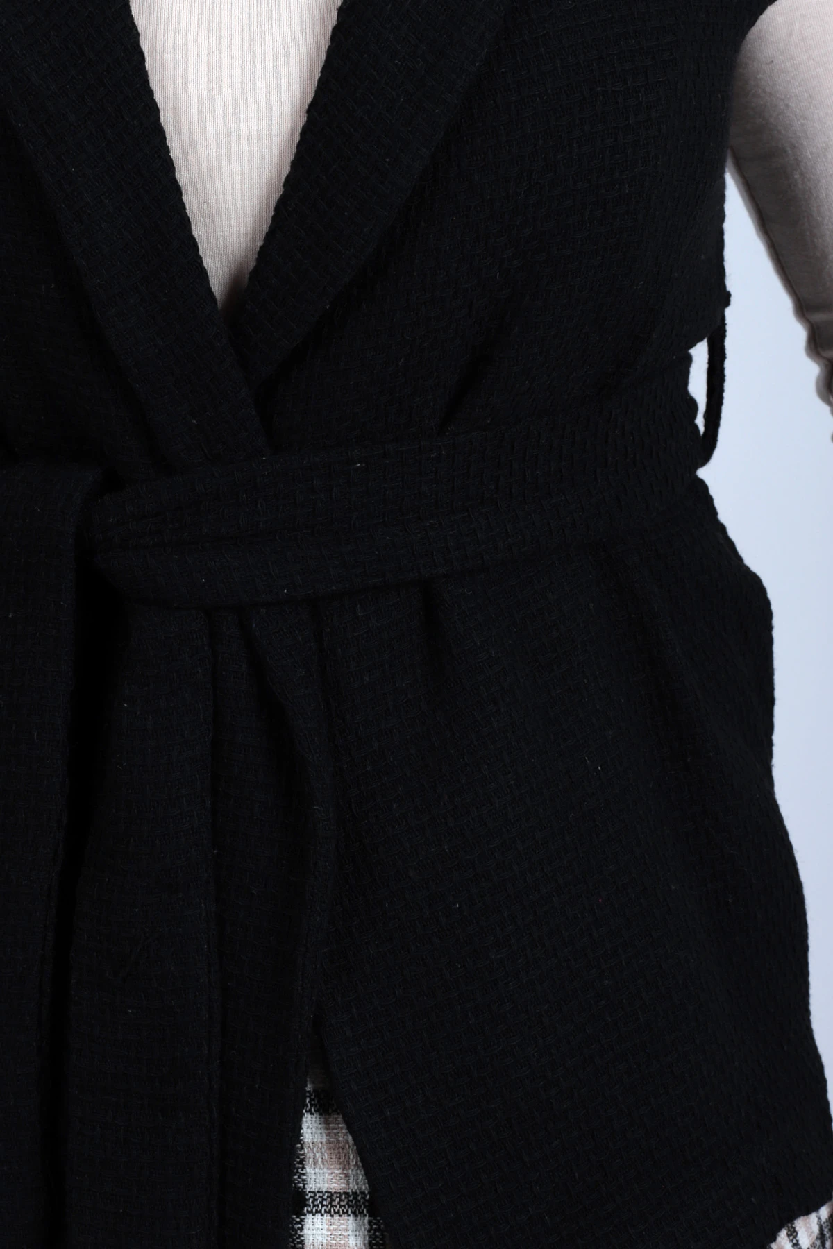 Kadın Siyah Erkek Yaka Beli Kuşaklı Keten Görünümlü Yelek ARM-26K001055