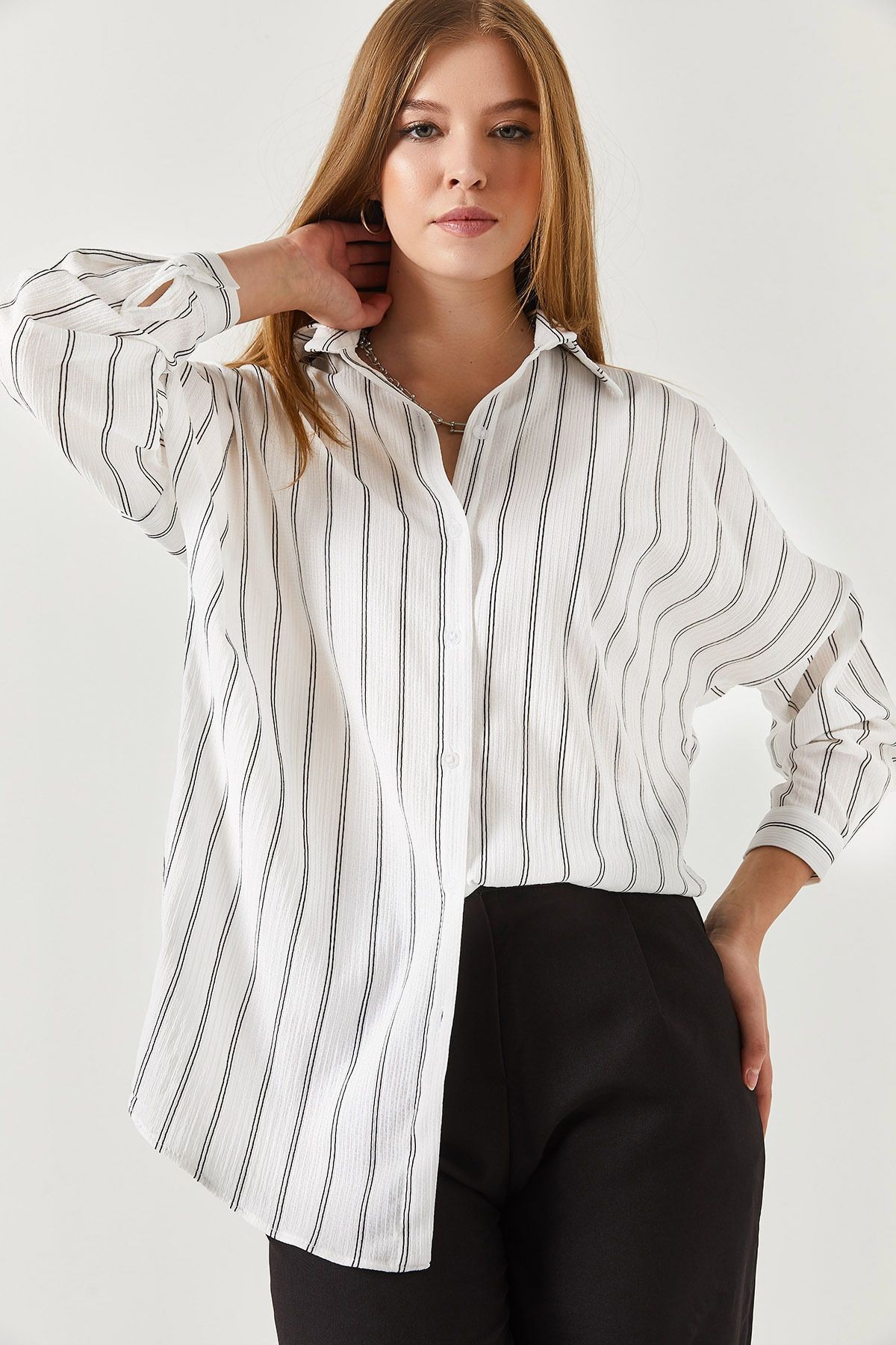 Kadın Beyaz İnce Çizgili Oversize Uzun Basic Gömlek ARM-22Y001185