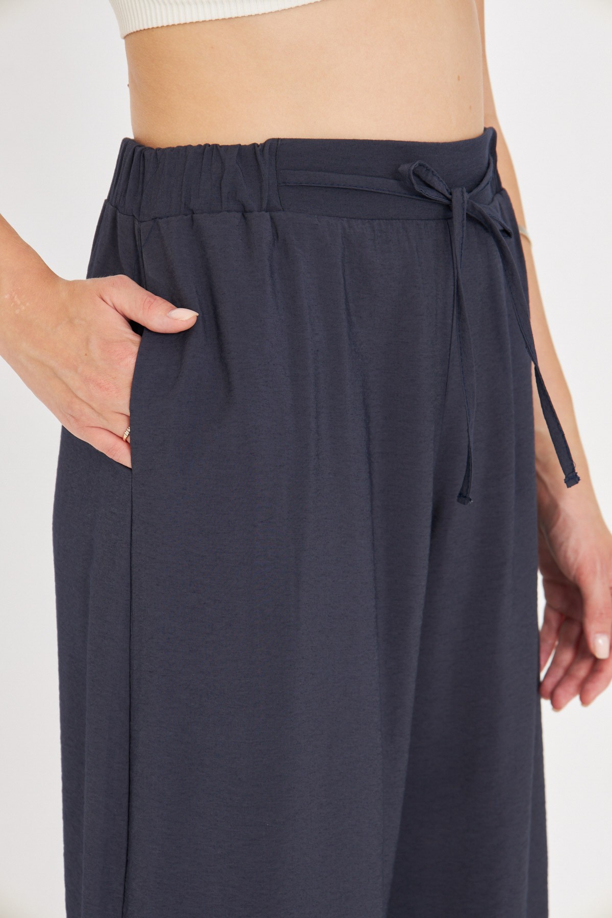 Kadın Lacivert Beli Lastikli Cepli Bağlama Detaylı Bol Pantolon ARM-25Y001077