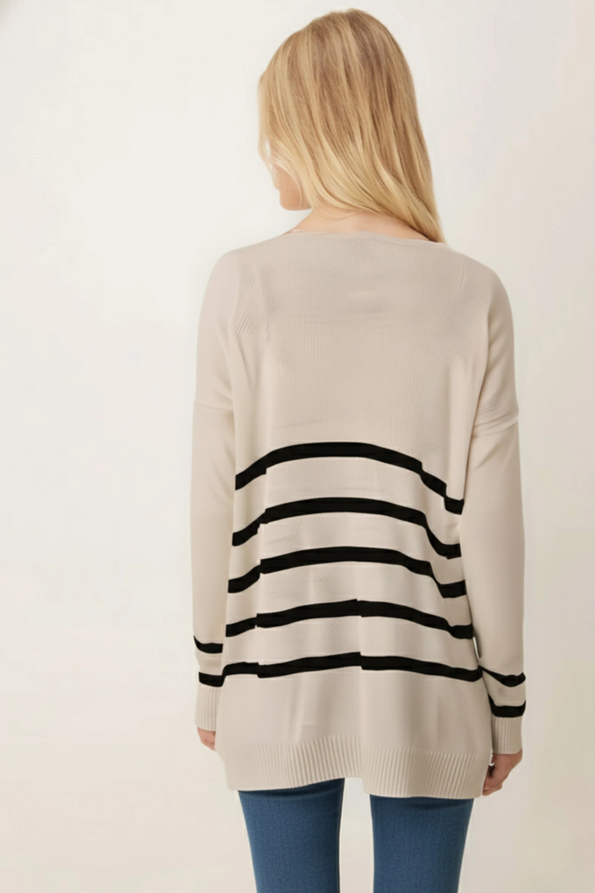 Kadın Krem V Yaka Çizgili Önü Kısa Arkası Uzun Kazak ARM-20K012008