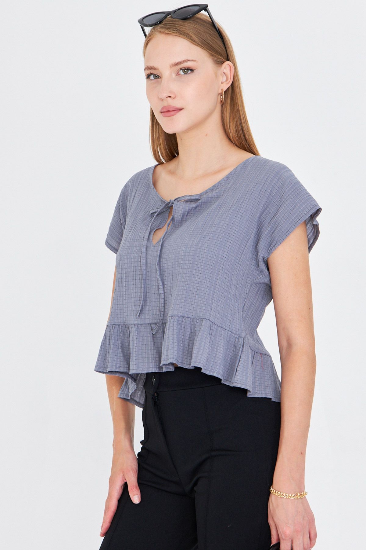 Kadın Gri Yarasa Kol Yakası Bağlamalı Eteği Fırfırlı Oversize Crop Bluz ARM-24Y001088