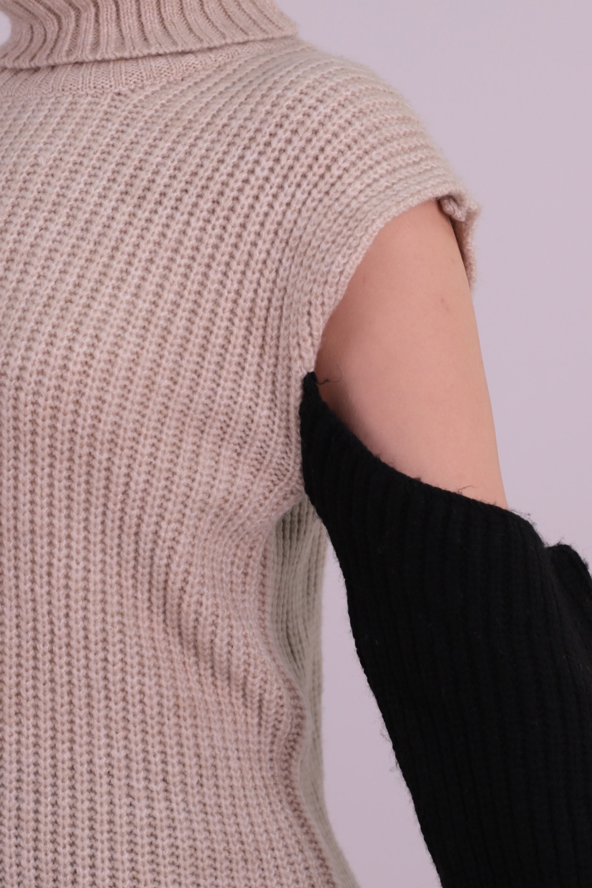 Kadın Taş Balıkçı Yaka Kolları Dekolteli Triko Kazak ARM-26K136015