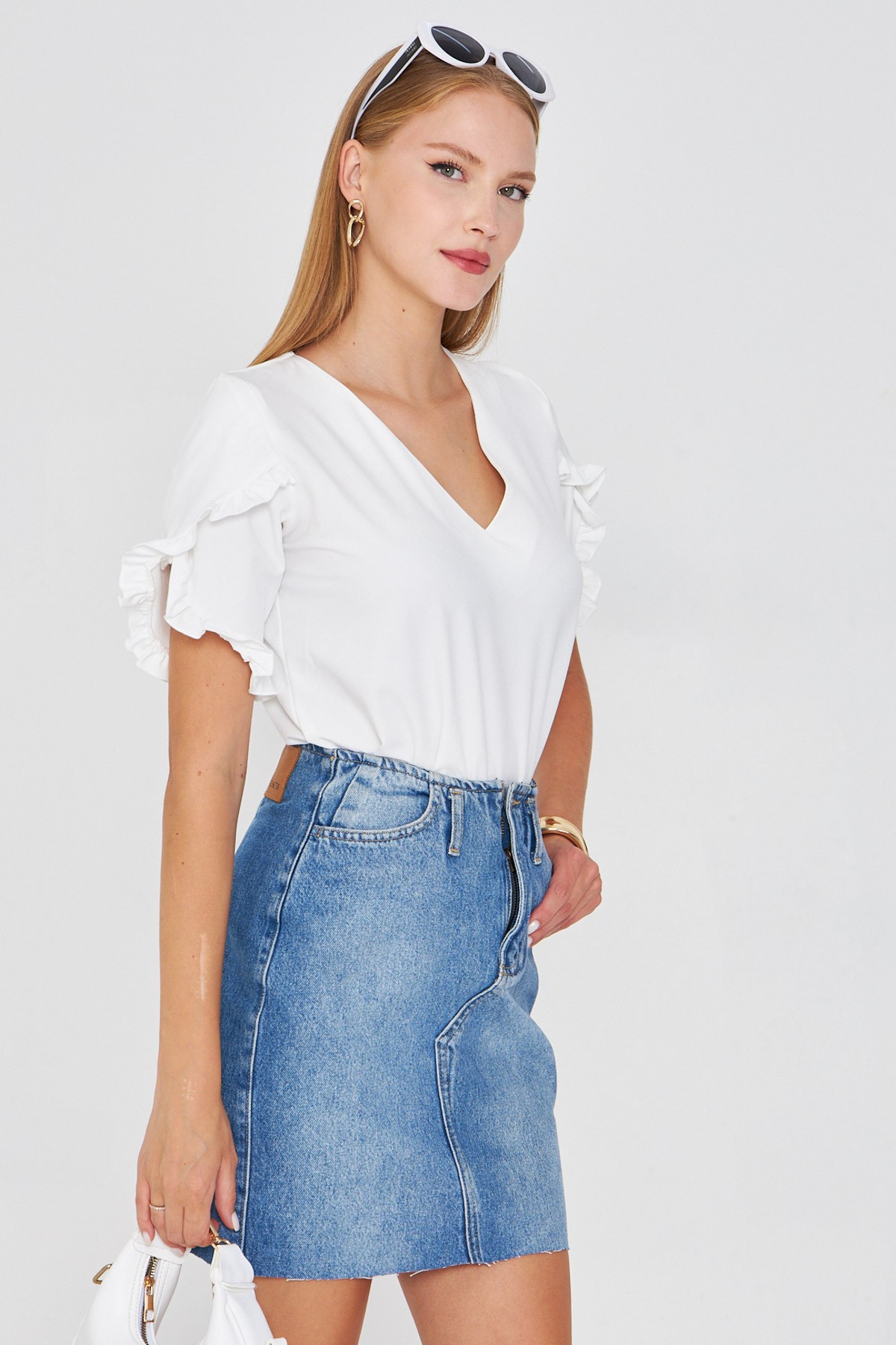 Kadın Beyaz V Yaka Kolları Fırfırlı Kısa Kol Bluz ARM-25Y001090