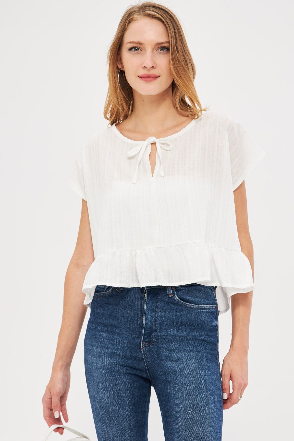 Kadın Beyaz Yarasa Kol Yakası Bağlamalı Eteği Fırfırlı Oversize Crop Bluz ARM-24Y001088
