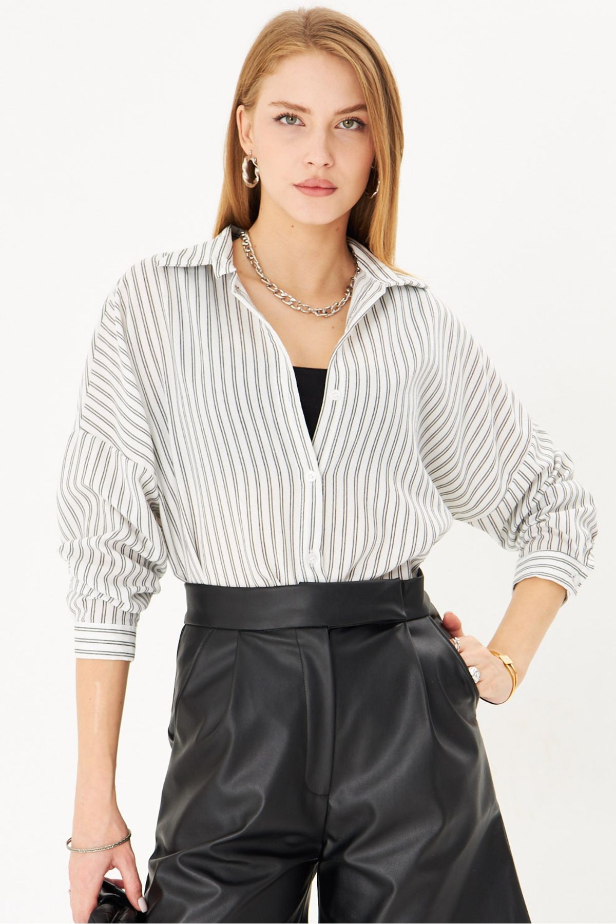 Kadın Beyaz-Siyah İnce Çizgili Oversize Uzun Basic Gömlek ARM-22Y001185