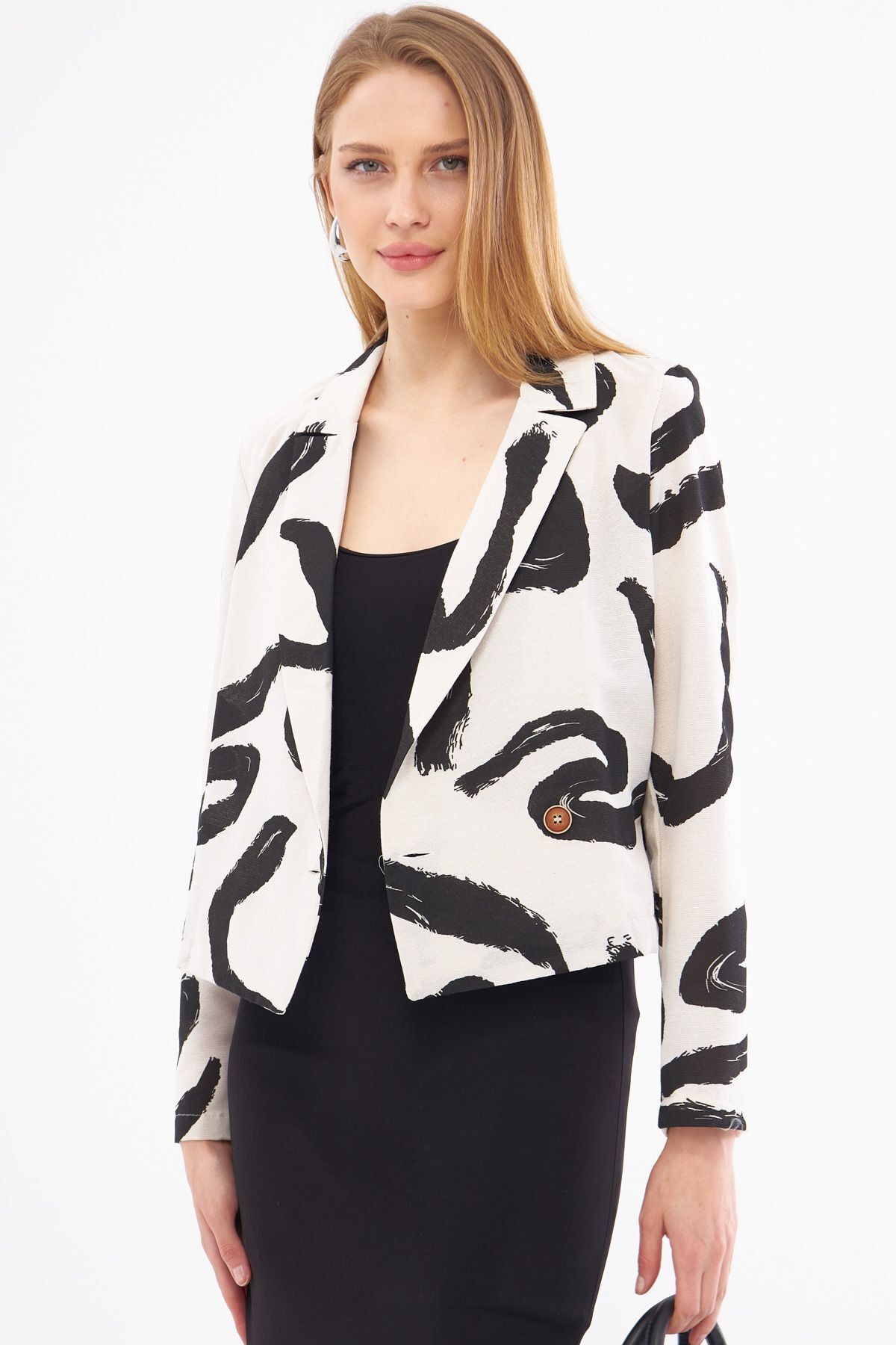 Kadın Siyah Kruvaze Yaka Desenli Crop Ceket ARM-24Y001058