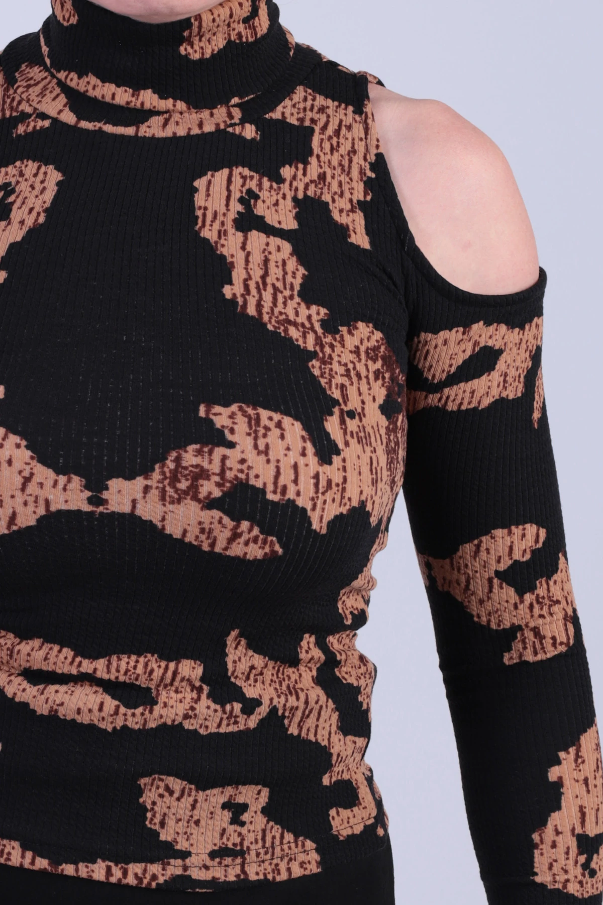 Kadın Siyah-Bej Balıkçı Yaka Omuz Dekolteli Uzun Kollu Bluz ARM-26K001061