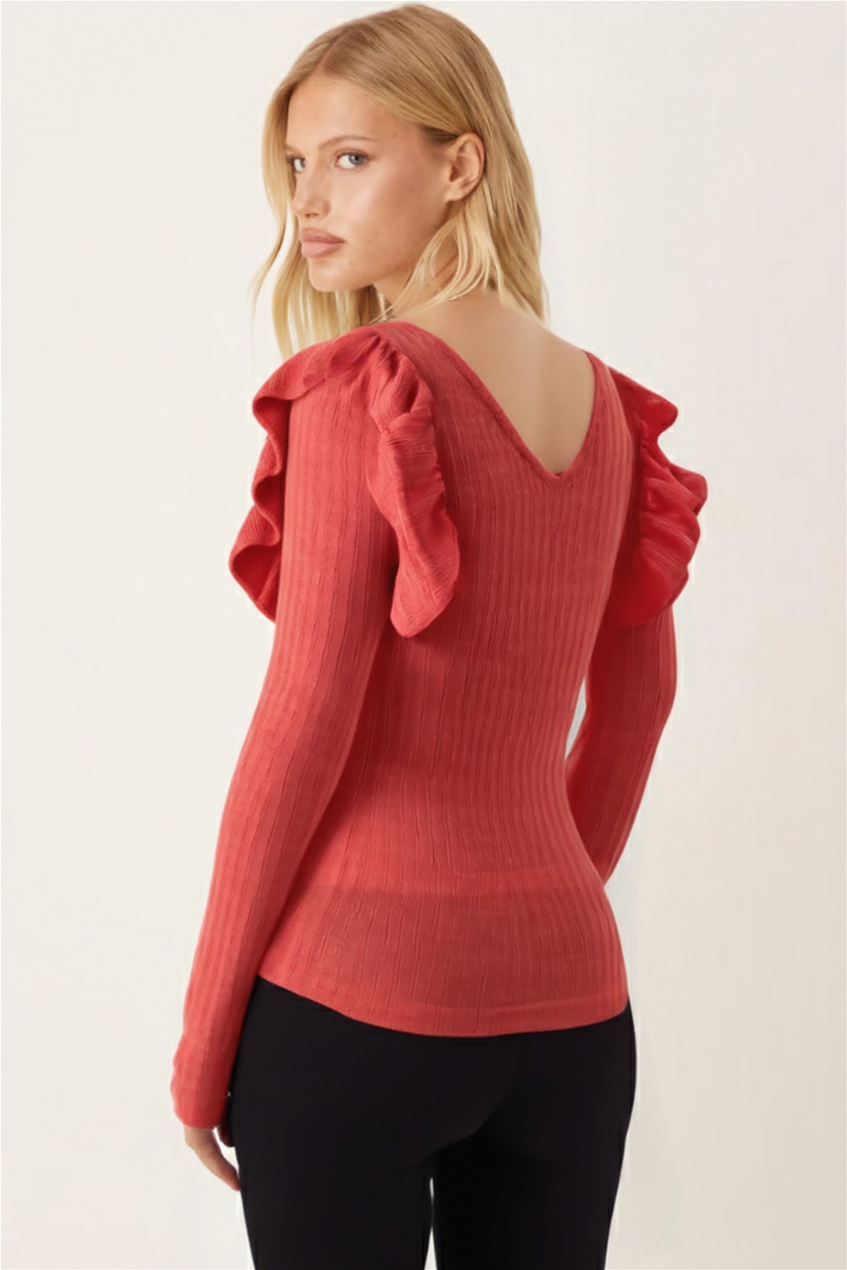 Kadın Nar Çiçeği V Yaka Fırfır Detaylı Yumuşak Dokulu Bluz ARM-26K001045