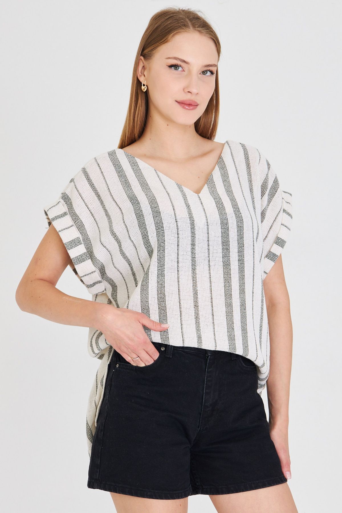 Kadın Haki V Yaka Yanları Yırtmaçlı Arkası Uzun Duble Kol Detaylı Oversize Bluz ARM-25Y001056