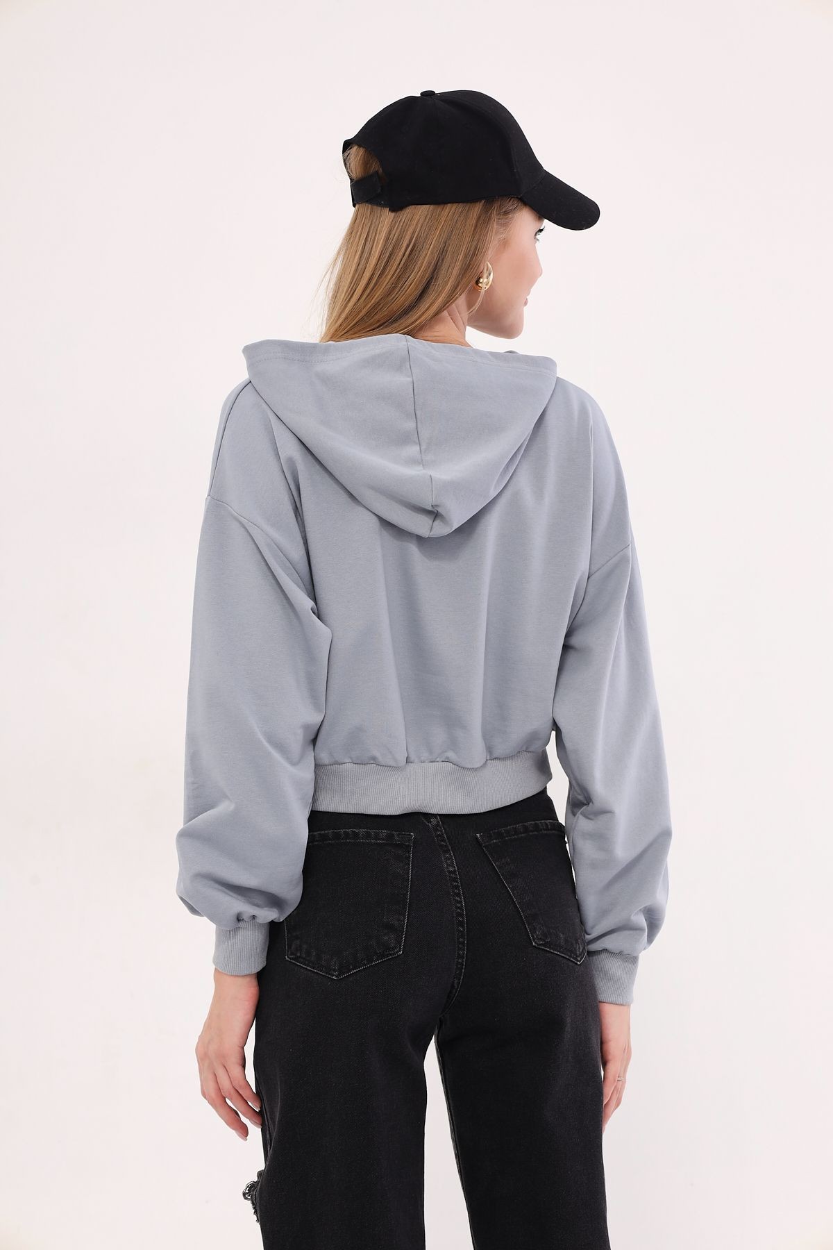 Kadın Gri Önü Yazılı Kapüşonlu Crop Sweatshirt ARM-25K001028