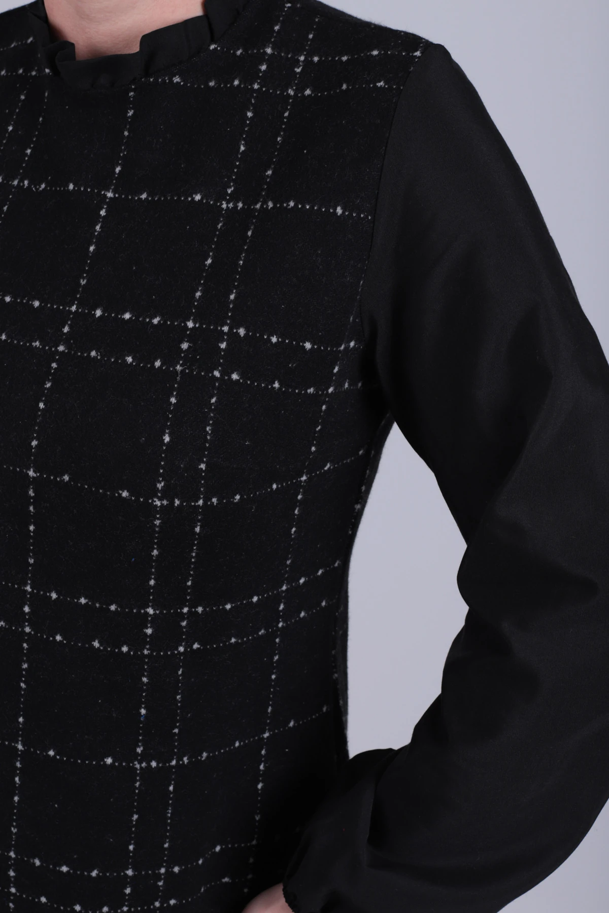 Kadın Siyah-Ekru Yakası Ve Altı Fırfırlı Kazayağı Desen Elbise ARM-21Y001080