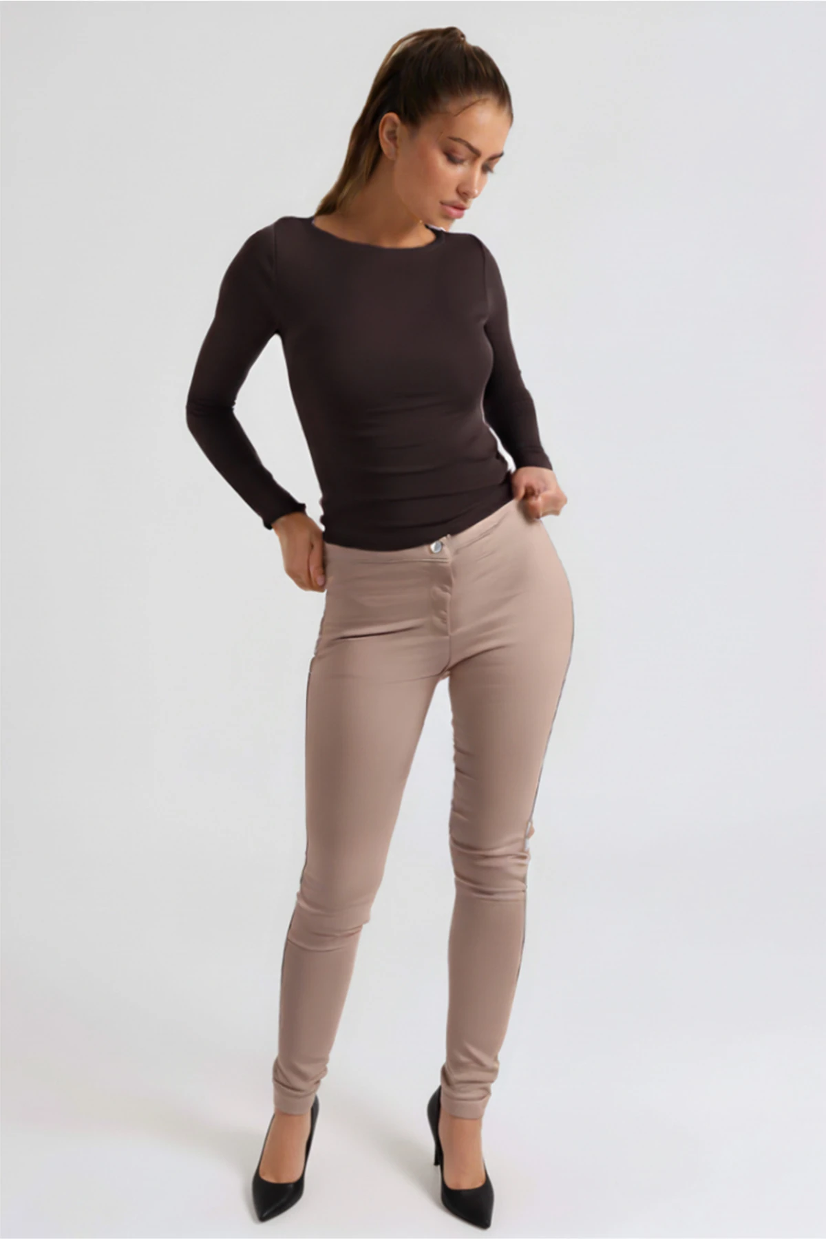 Kadın Bej Yüksek Bel Yanları Taşlı Dar Paça Pantolon ARM-26K136082