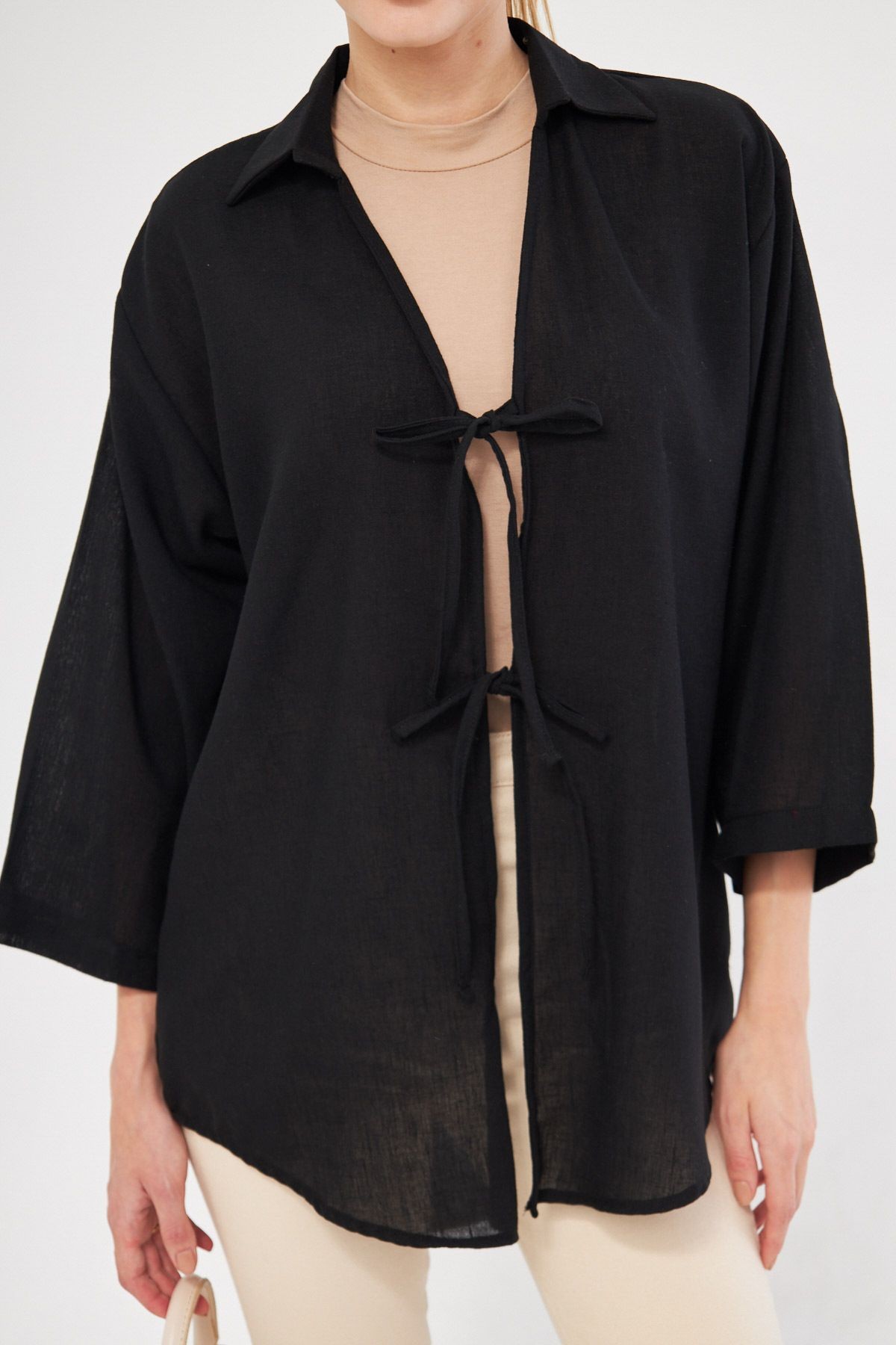 Kadın Siyah Gömlek Yakalı Önden Bağcıklı Kimono Gömlek ARM-25K001006