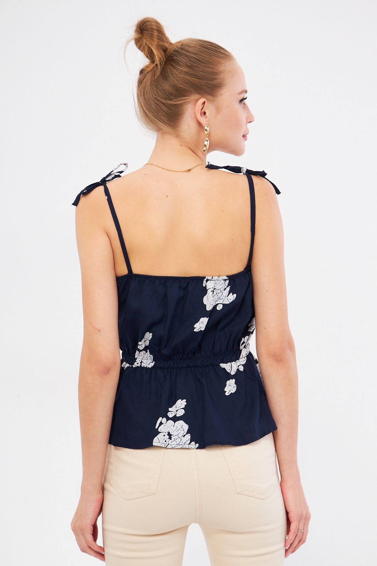 Kadın Lacivert Desenli Beli Lastikli Askıları Bağlama Detaylı Straplez Crop Bluz ARM-24Y001116