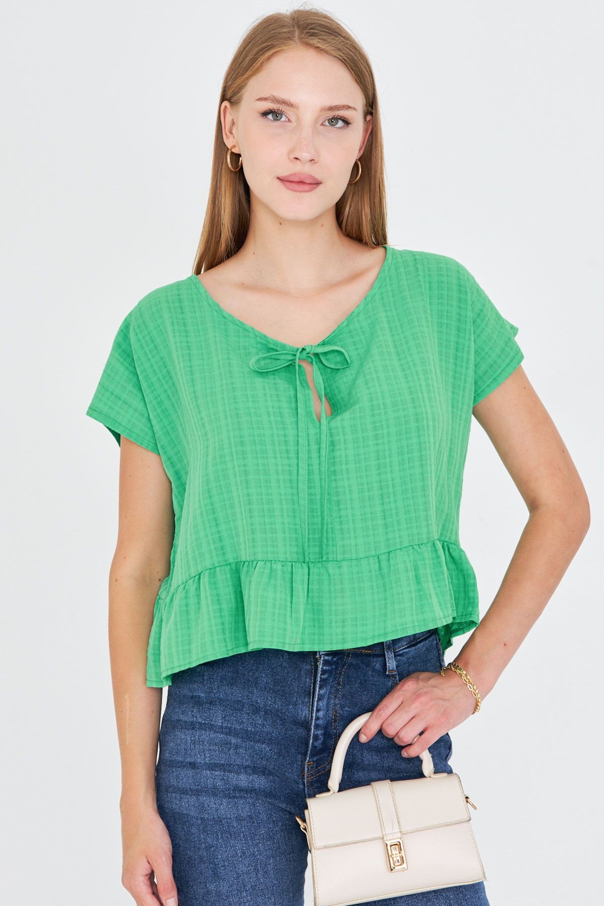 Kadın Açık Yeşil Yarasa Kol Yakası Bağlamalı Eteği Fırfırlı Oversize Crop Bluz ARM-24Y001088